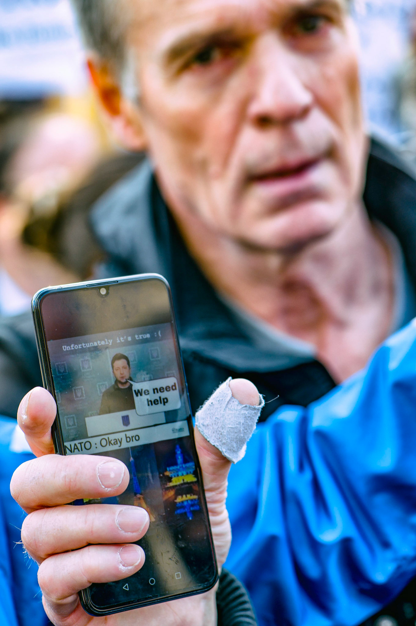 Plusieurs milliers de personnes se sont rassemblées samedi après-midi à Paris pour protester contre l'invasion de l'Ukraine par la Russie et dire "non à la guerre en Europe. Paris, 5 Mars 2022.