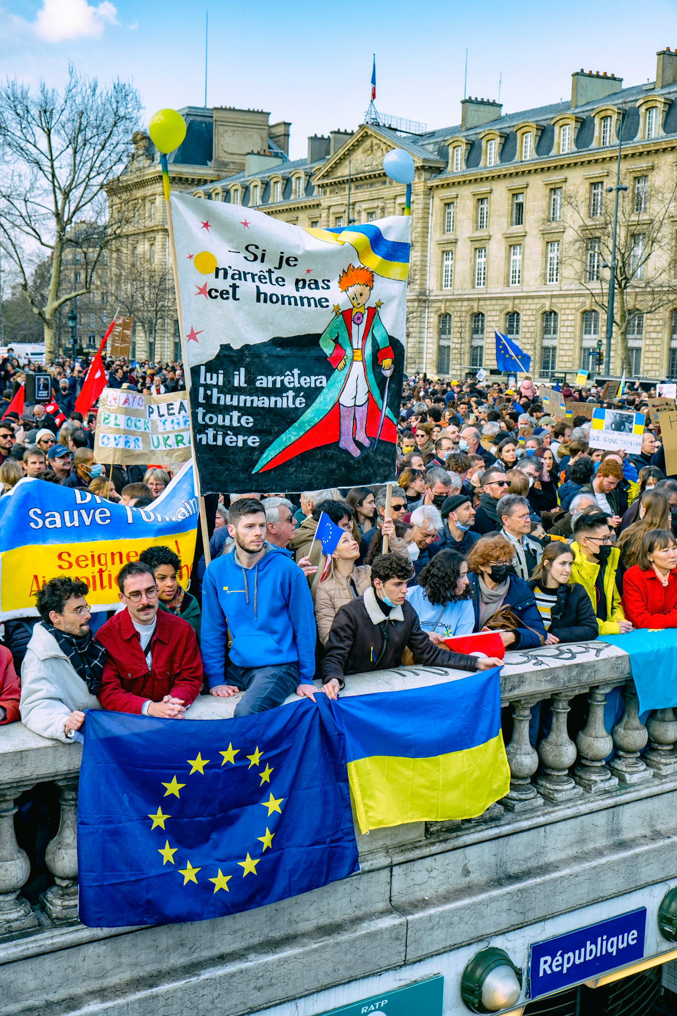 Plusieurs milliers de personnes se sont rassemblées samedi après-midi à Paris pour protester contre l'invasion de l'Ukraine par la Russie et dire "non à la guerre en Europe. Paris, 5 Mars 2022.