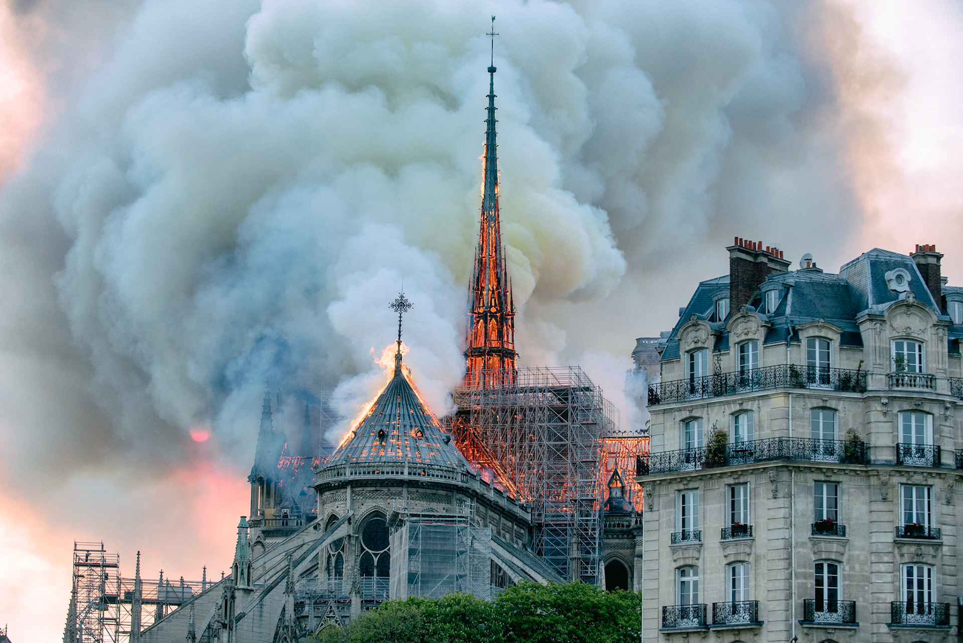Incendie de la cathédrale Notre-Dame de Paris. Le feu a pris dans la toîture de l'édifice vers 18h50. 1 heure après le début de l'incendie la flèche s'effondrait. Les parisiens regardent stupéfait un symbole de leur ville partir en fumée. Paris, 15 avril 2019.