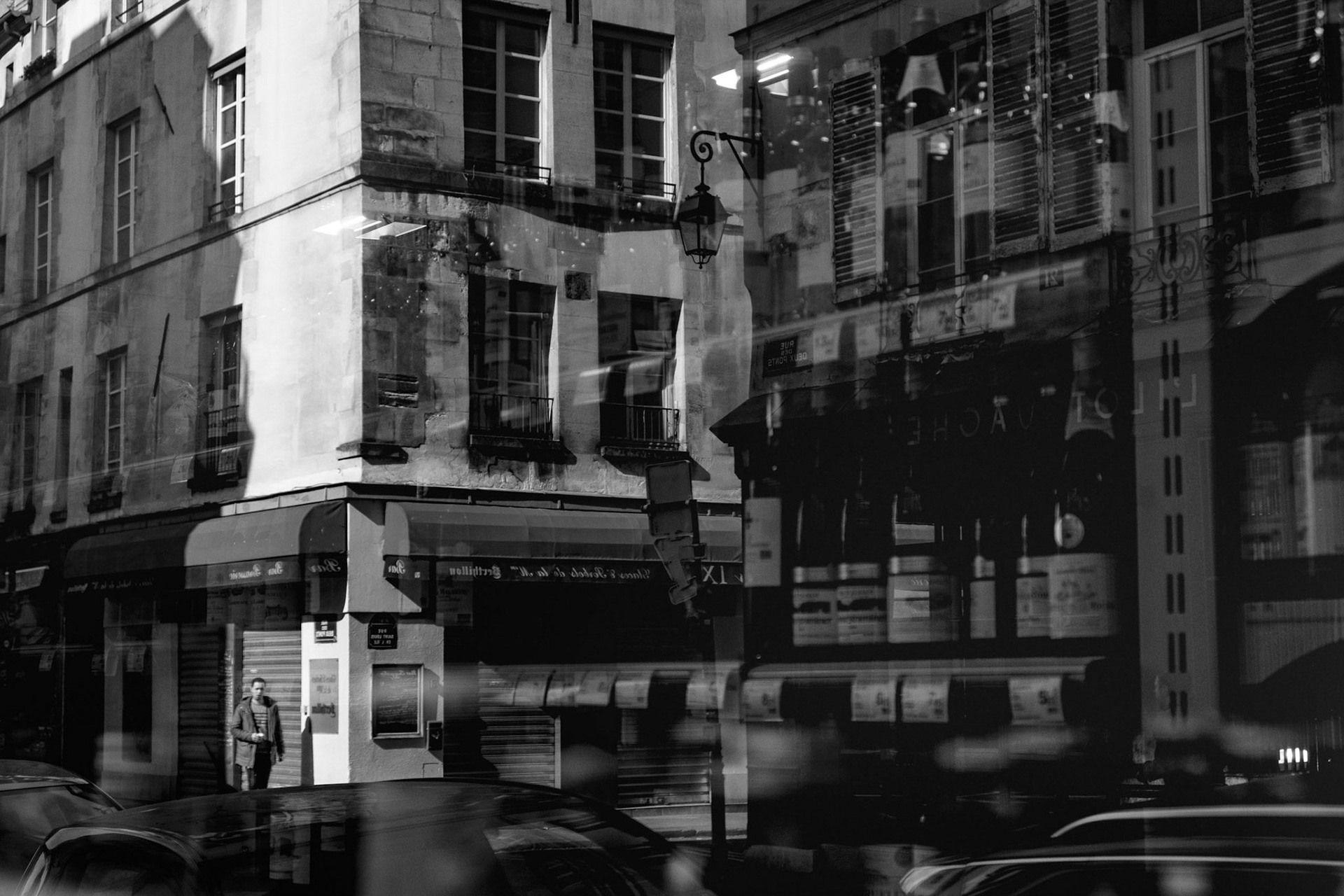 Dimanche 29 mars 2020. Parfois les silhouettes croisées dans la ville ont l'air d'errer dans la ville sans but précis