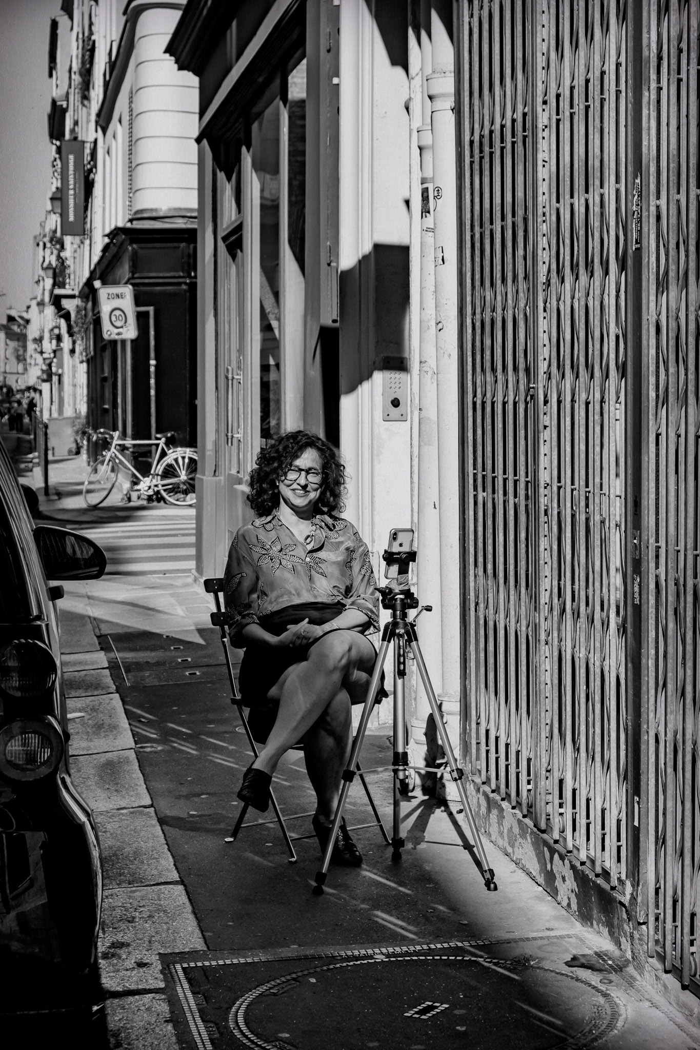 Dimanche 5 avril 2020. Au détour d'une rue je vois cette femme en pleine conversation via son smartphone. Le confinement nous fait les témoins de comportements étrange.