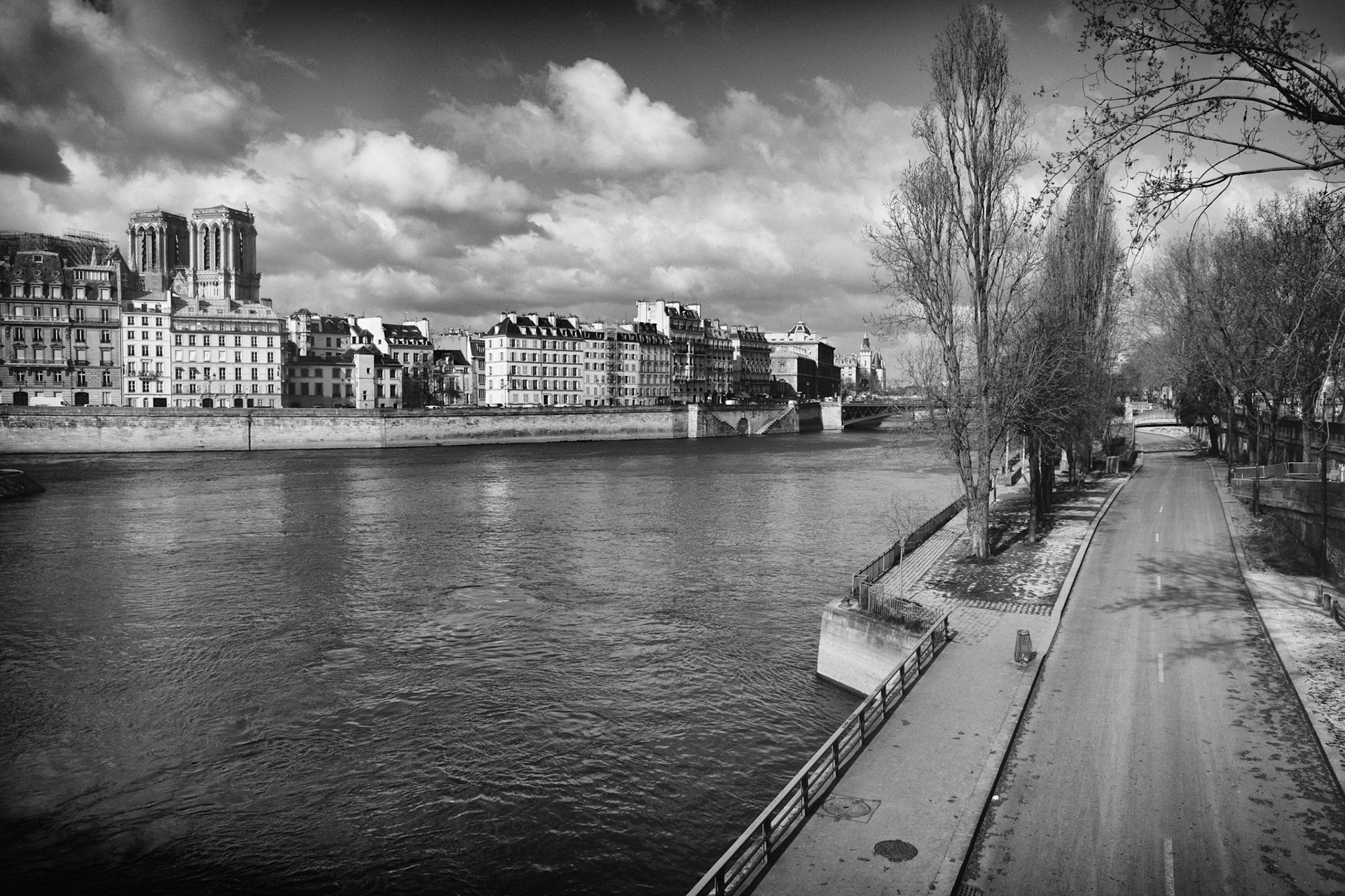Dimanche 29 mars 2020. Comme la grande majorité des chantiers publics et privés, la restauration de la cathédrale Notre-Dame-de-Paris est à l’arrêt en cette période de confinement. Les voies sur berges sont vides.