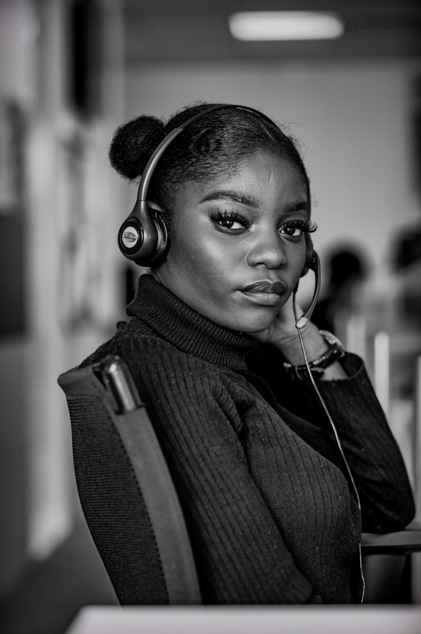 17 avril 2020. Reportage au centre d’appel qui gère le numéro vert Coronavirus. Toute la journée cette jeune fille est à l’écoute « On aurait jamais pensé que le confinement serait aussi destructeur ».