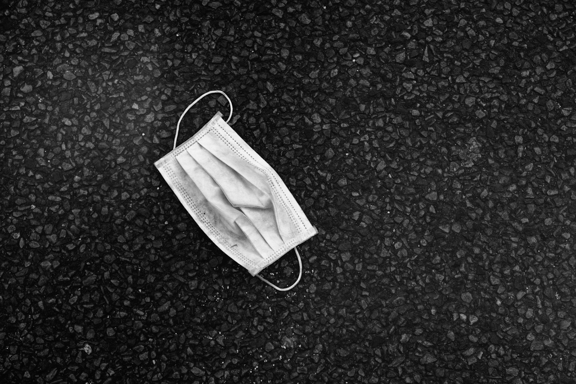 Vendredi  27mars 2020. De plus en plus de masques jonchent la chaussée. Dans les pharmacie impossibe d'en acheter. Il doit y avoir des réseaux parallèles.