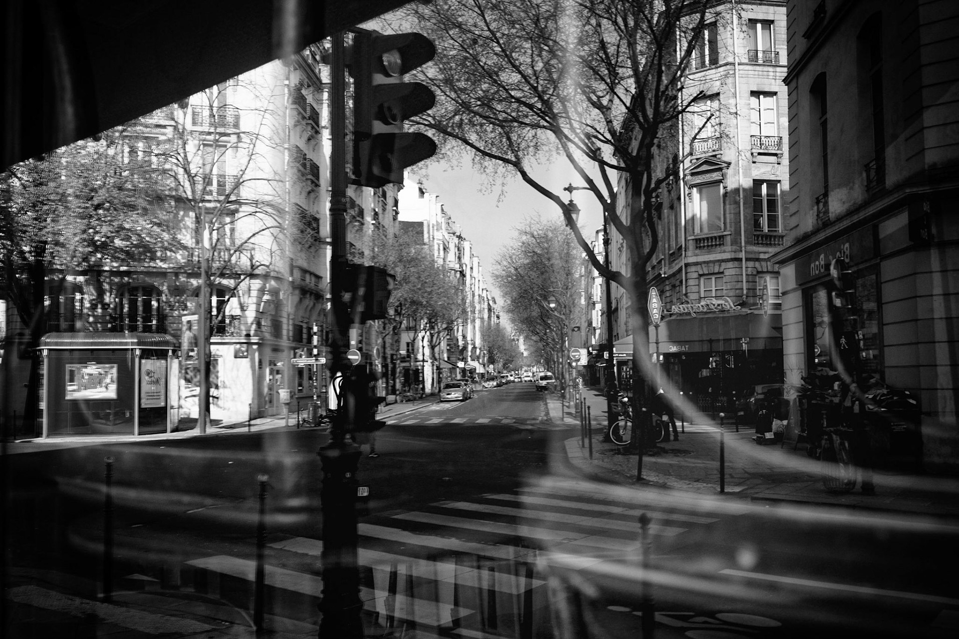 Vendredi 27 mars 2020. Le reflet de la rue de Bretagne vide. Le quartier d'habitude si vivant prend des airs de fin du monde.