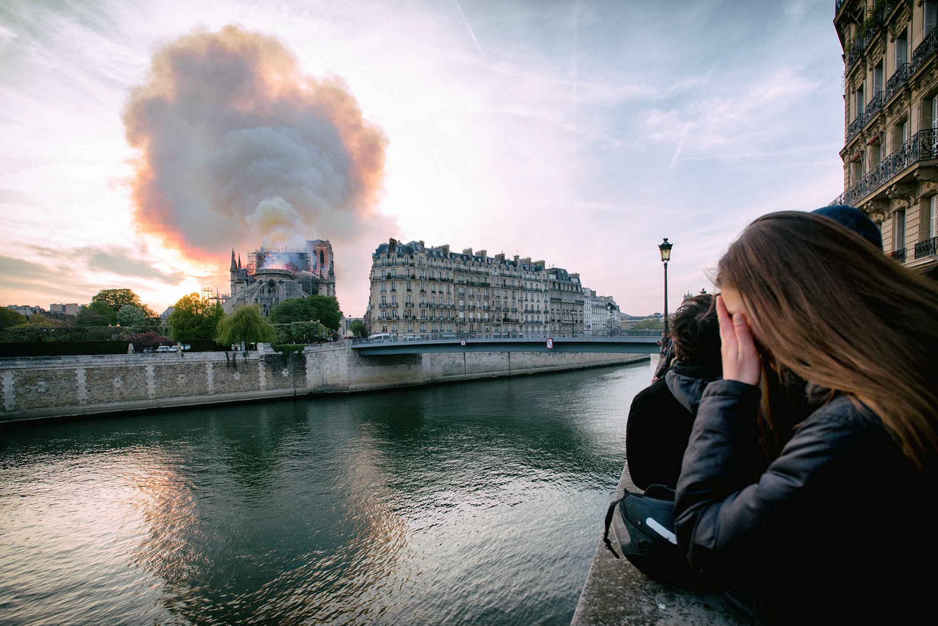 Incendie de la cathédrale Notre-Dame de Paris. Le feu a pris dans la toîture de l'édifice vers 18h50. 1 heure après le début de l'incendie la flèche s'effondrait. Les parisiens regardent stupéfait un symbole de leur ville partir en fumée. Paris, 15 avril 2019.