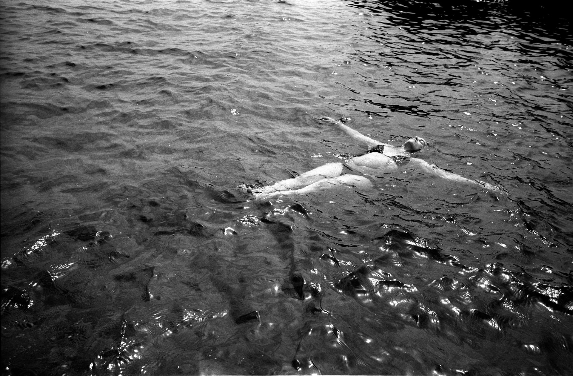 9 mois et toi : suite photographique sur les 9 mois d'une femme enceinte.France, mars-septembre 2006