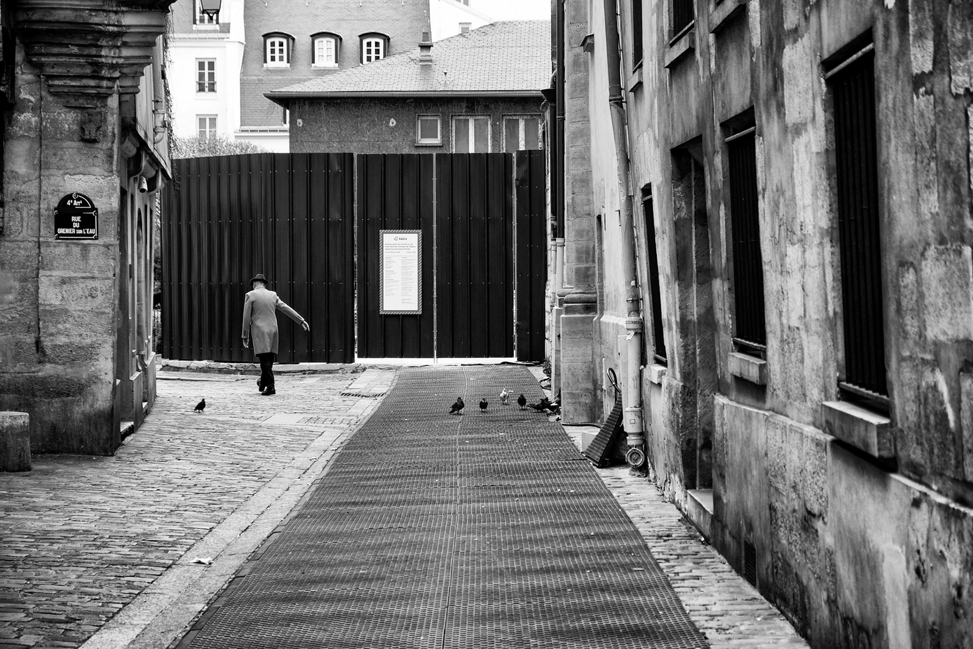Samedi 21 mars 2020. Au détour des rues vides les passant isolés deviennet des silhouettes étranges entourés de solitude.