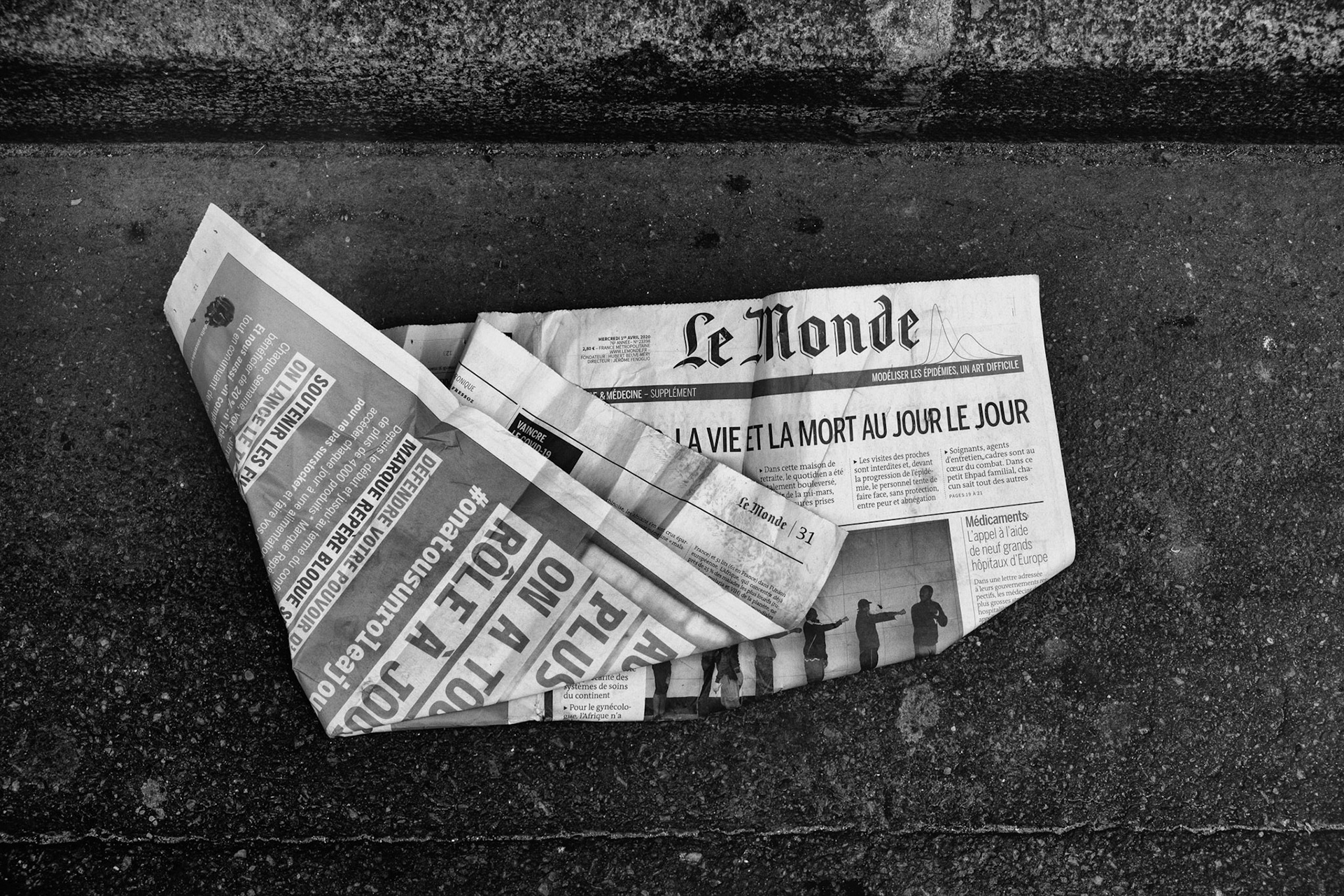 Samedi 4 avril 2020. Je trouve le journal exactement comme ça dans la rue. Le 1er avril le monde titrait "La vie et la mort au jour le jour" et ce n'était pas un poisson d'avril.