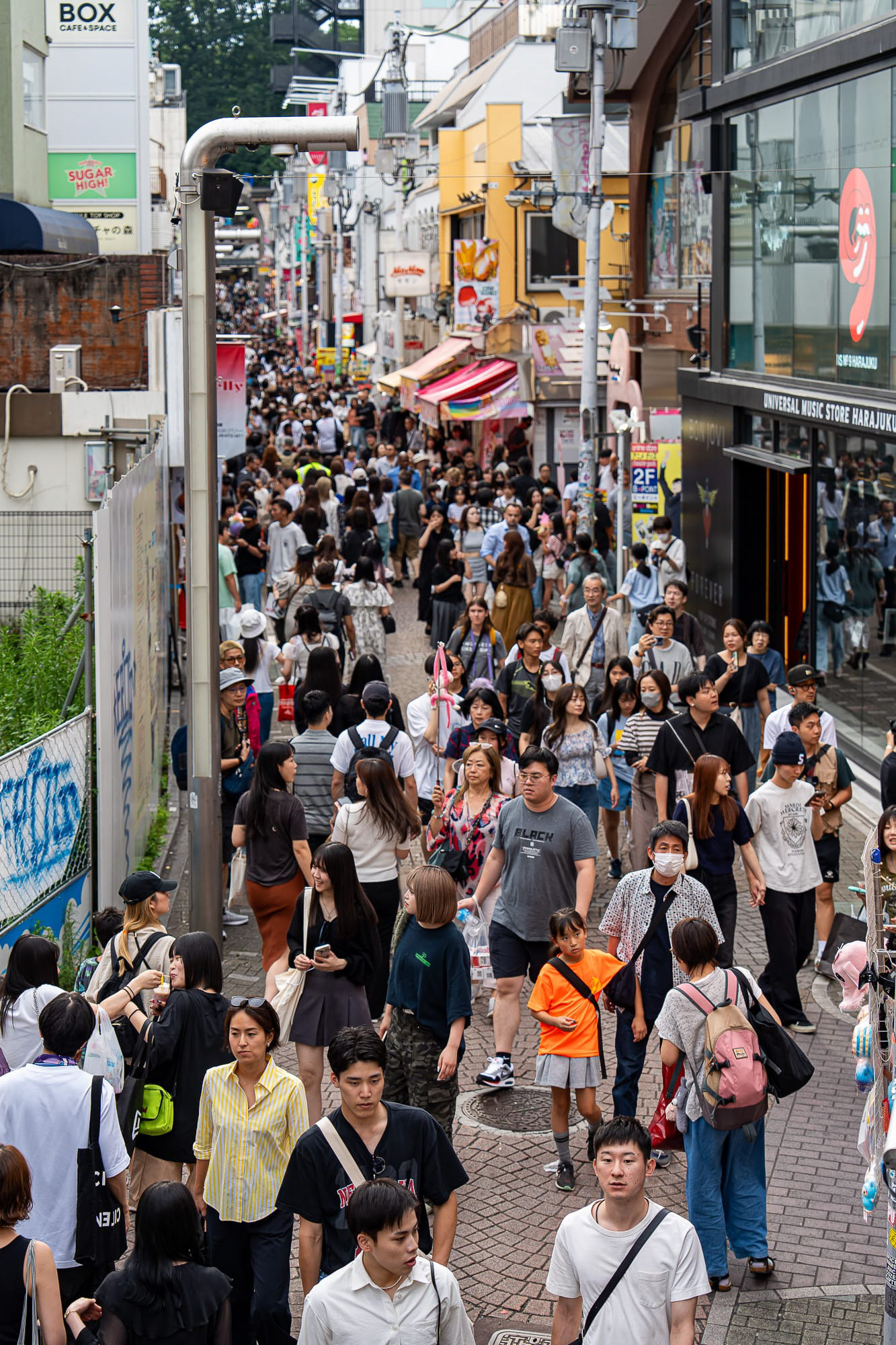Lots of people at Shinjuku. 