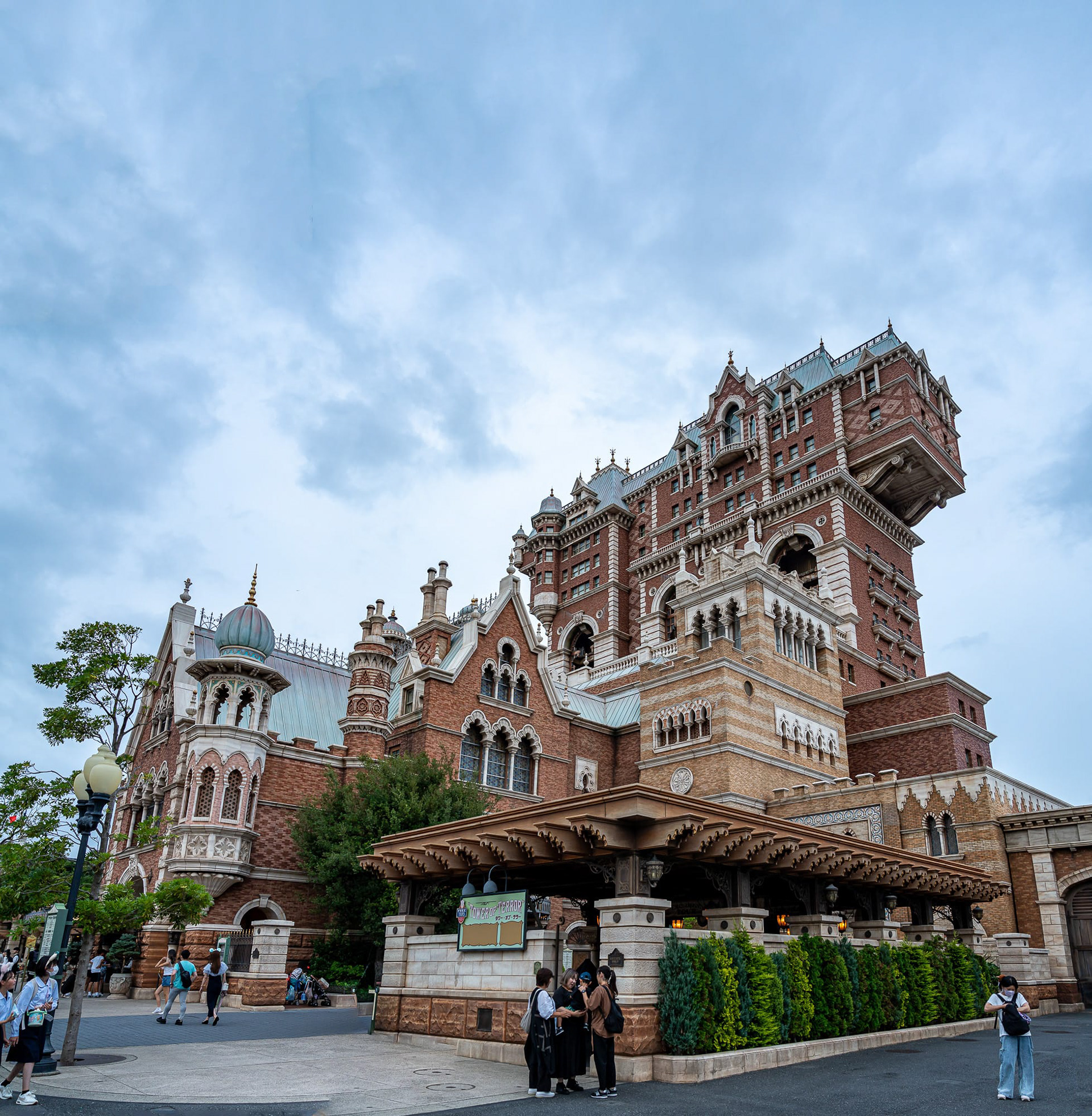 The Tower of Terror, one of my favorite ride. 