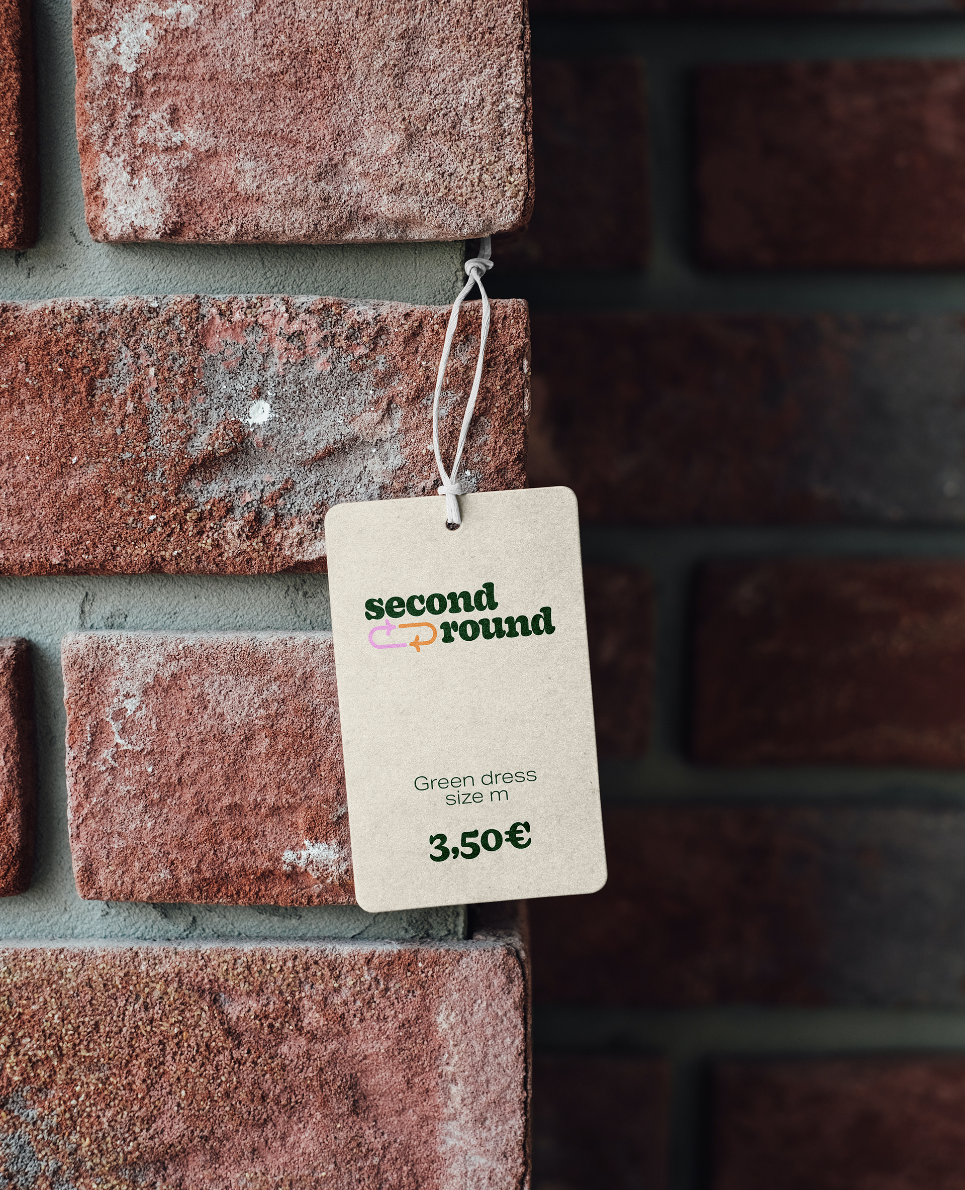 mockup of a price tag with the words second round and "green dress size m" and 3,50€ on it