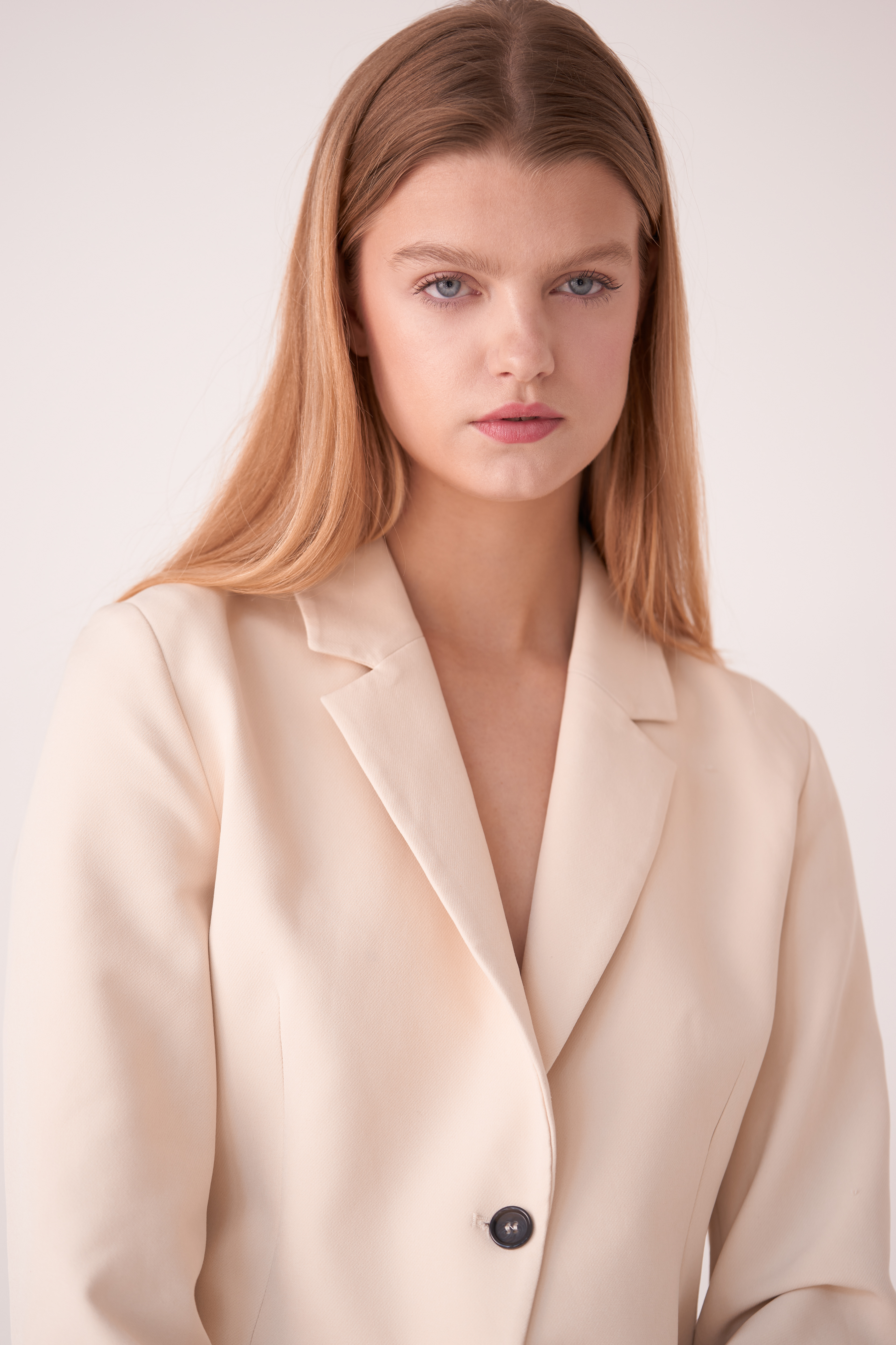 Nikita Snaterse from Elite Models Amsterdam in a light coloured suit.