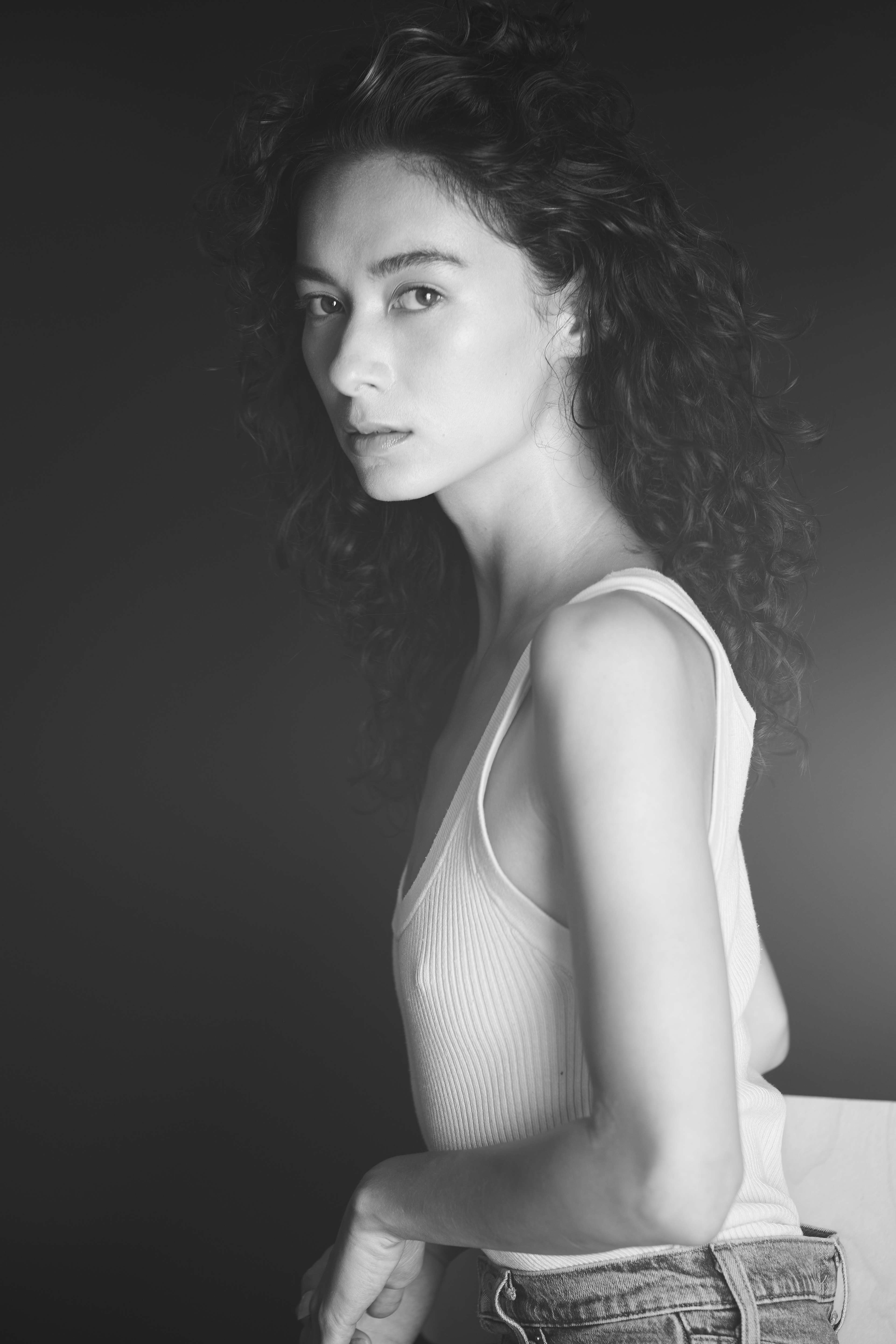 Fashion Model Suzannah Yumi shot with JMstudio in Amsterdam, in a casual white tank top and jeans in black-and-white photography.