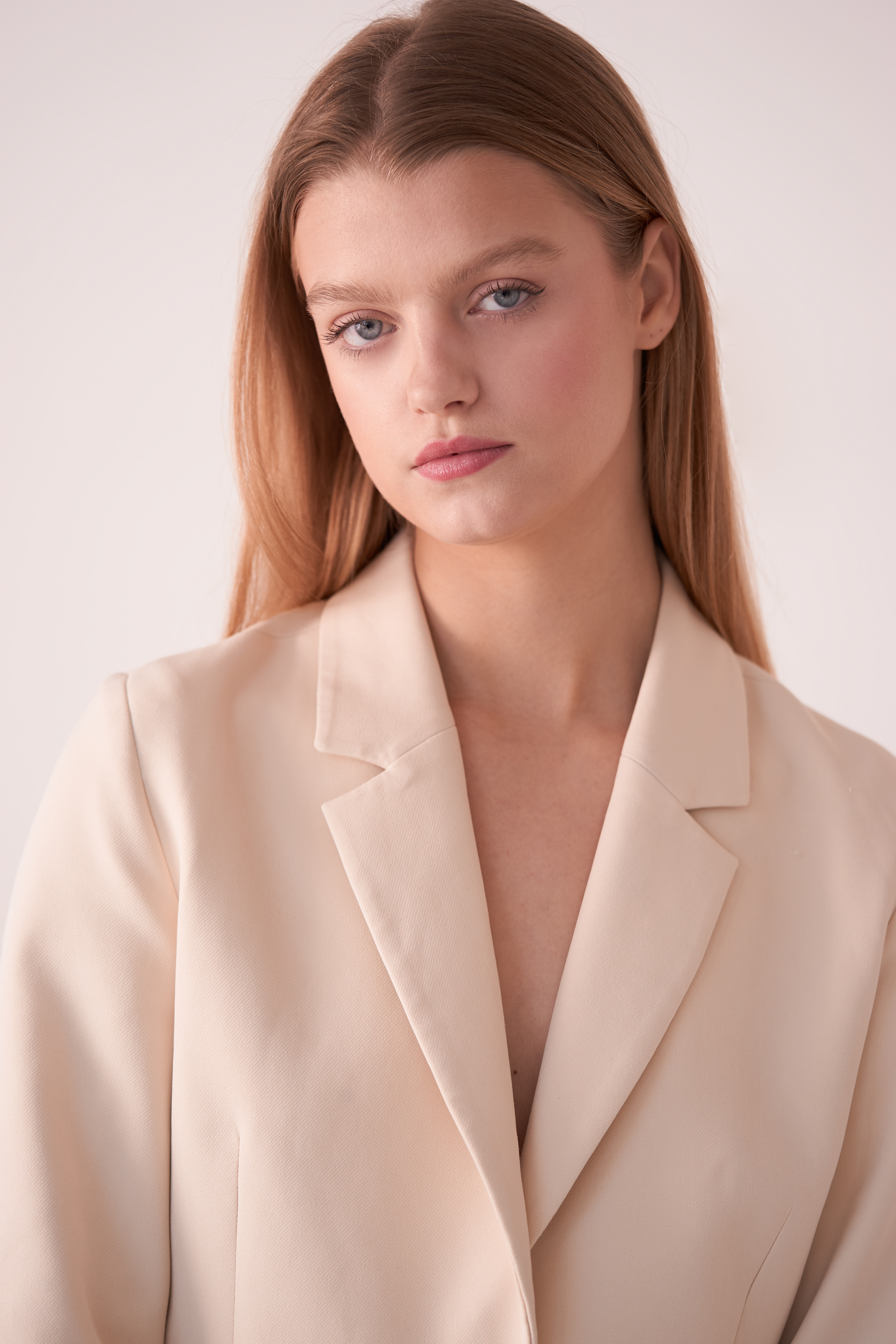 Nikita Snaterse from Elite Models Amsterdam in a light coloured suit.