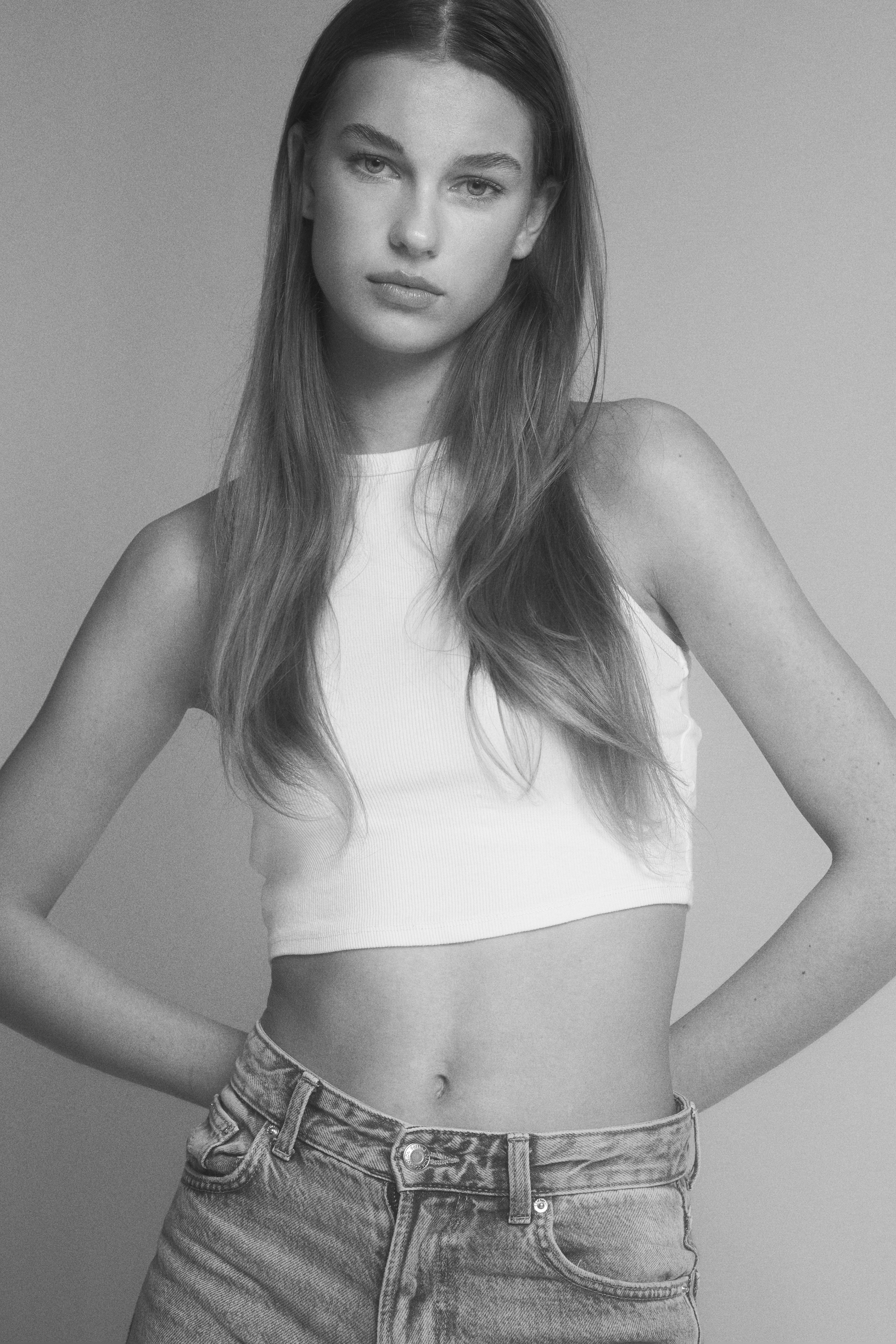 Mirthe Beijer from Elite Models Amsterdam wearing a white shirt and ripped jeans in these Calvin Klein style fashion photos by JMstudio