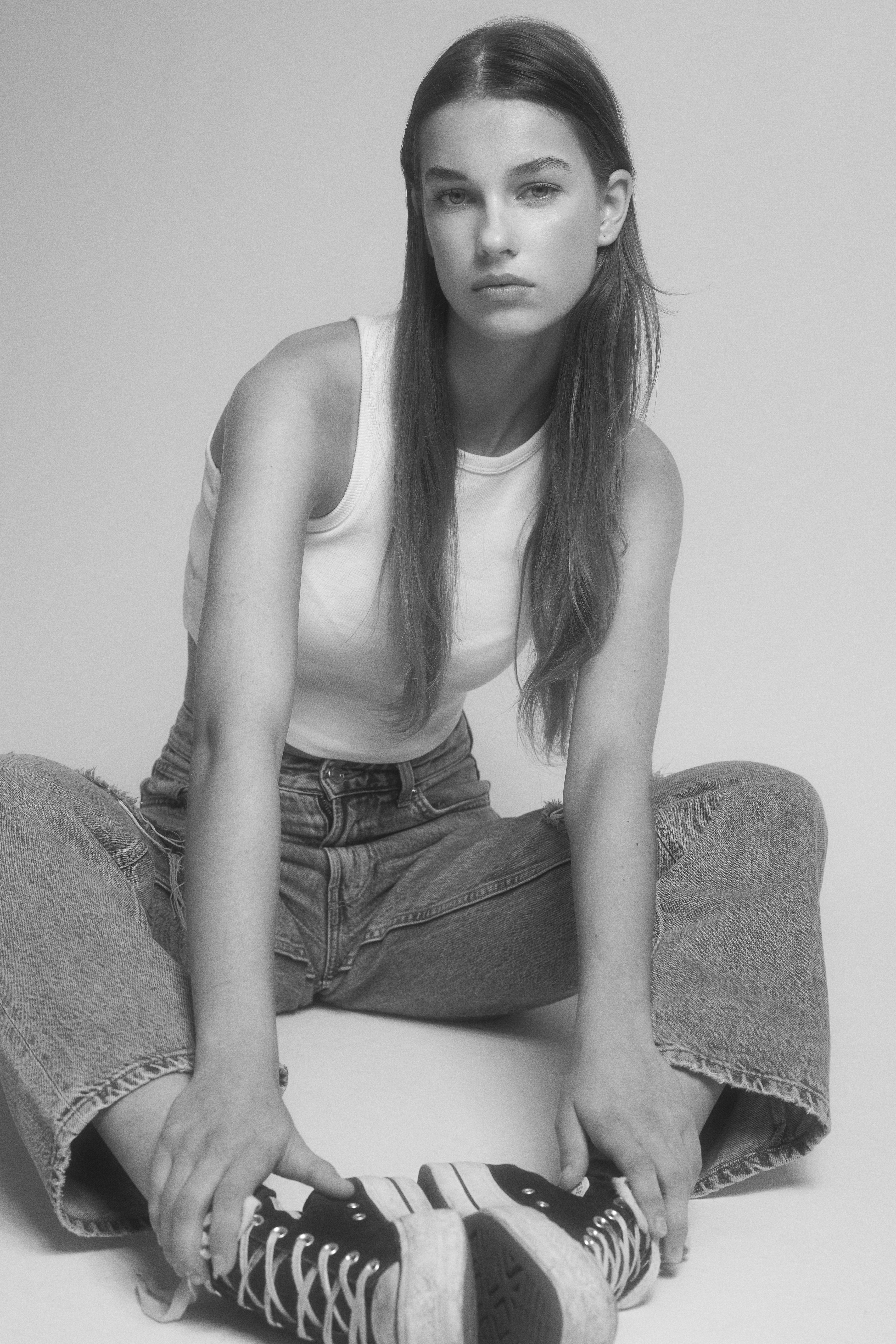 Mirthe Beijer from Elite Models Amsterdam wearing a white shirt and ripped jeans in these Calvin Klein style fashion photos by JMstudio