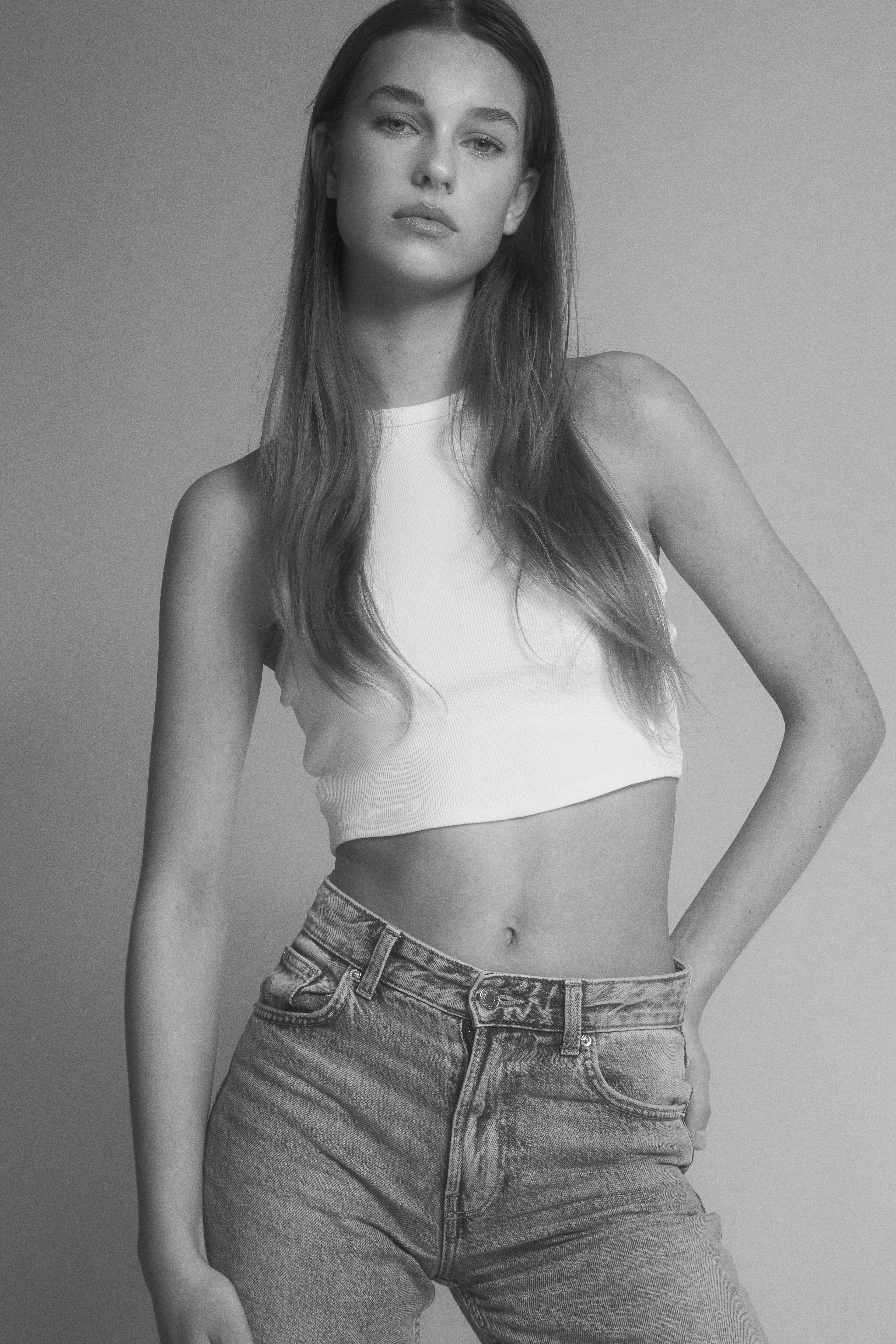 Mirthe Beijer from Elite Models Amsterdam wearing a white shirt and ripped jeans in these Calvin Klein style fashion photos by JMstudio