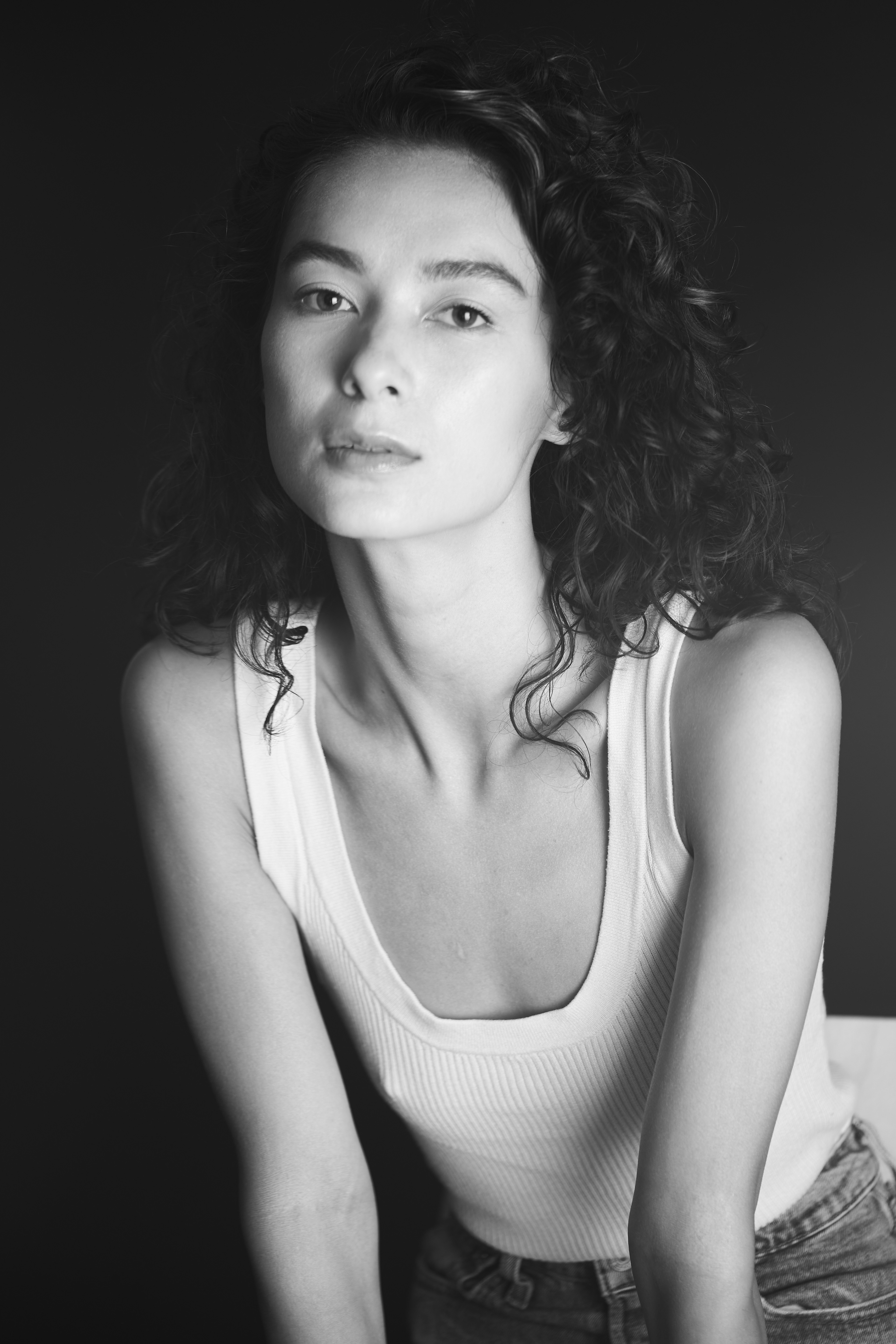 Fashion Model Suzannah Yumi shot with JMstudio in Amsterdam, in a casual white tank top and jeans in black-and-white photography.