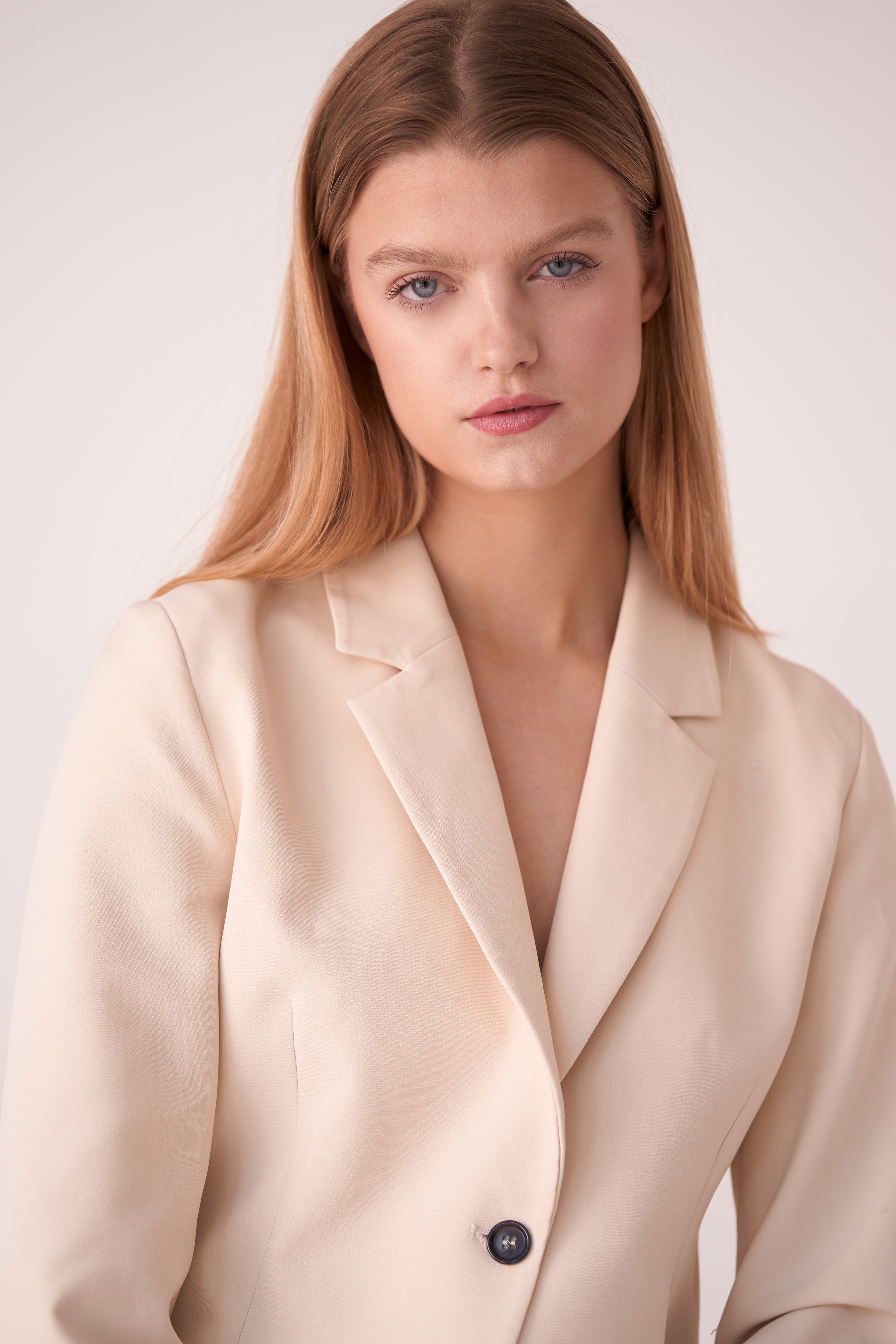 Nikita Snaterse from Elite Models Amsterdam in a light coloured suit.