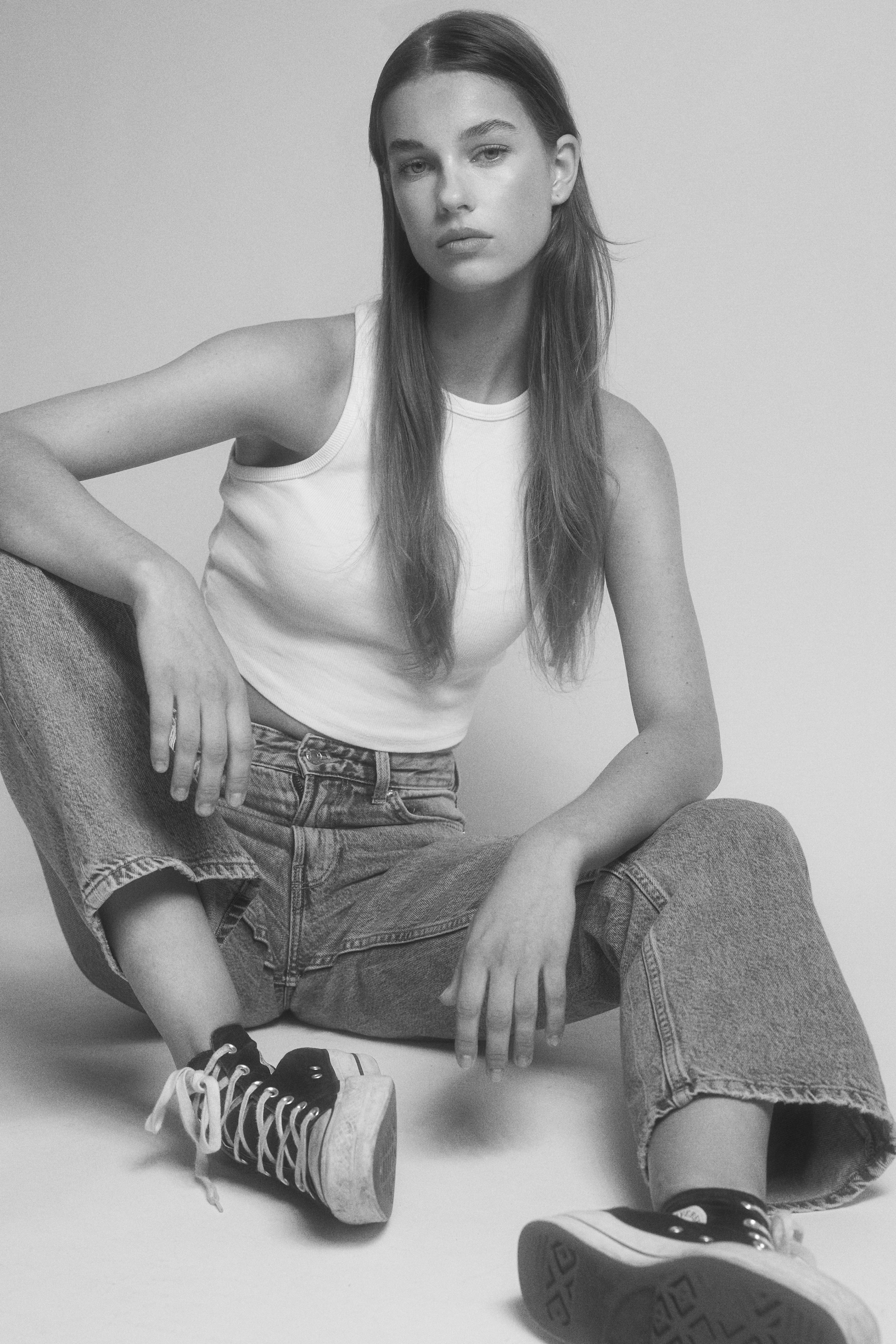 Mirthe Beijer from Elite Models Amsterdam wearing a white shirt and ripped jeans in these Calvin Klein style fashion photos by JMstudio
