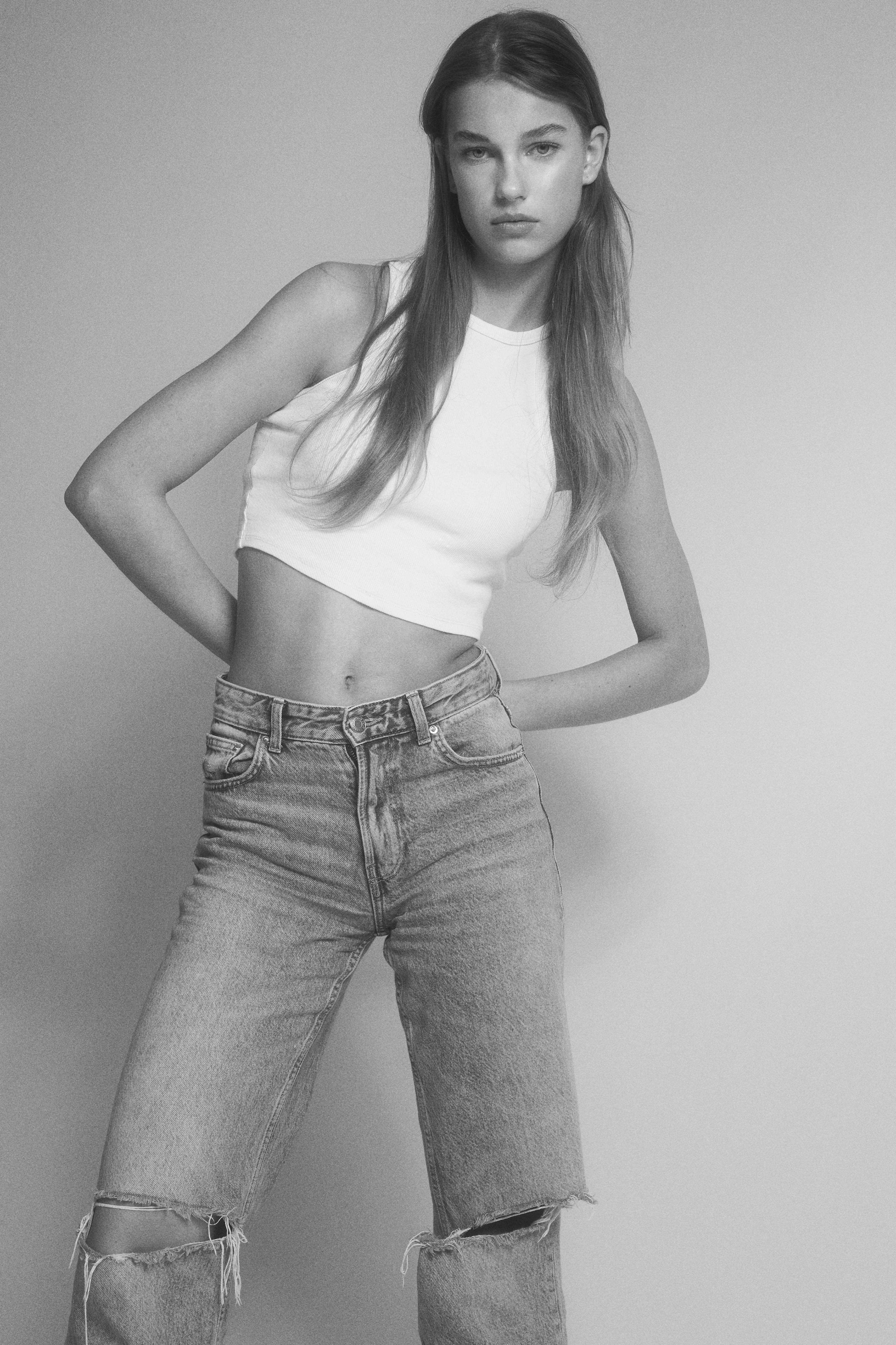 Mirthe Beijer from Elite Models Amsterdam wearing a white shirt and ripped jeans in these Calvin Klein style fashion photos by JMstudio