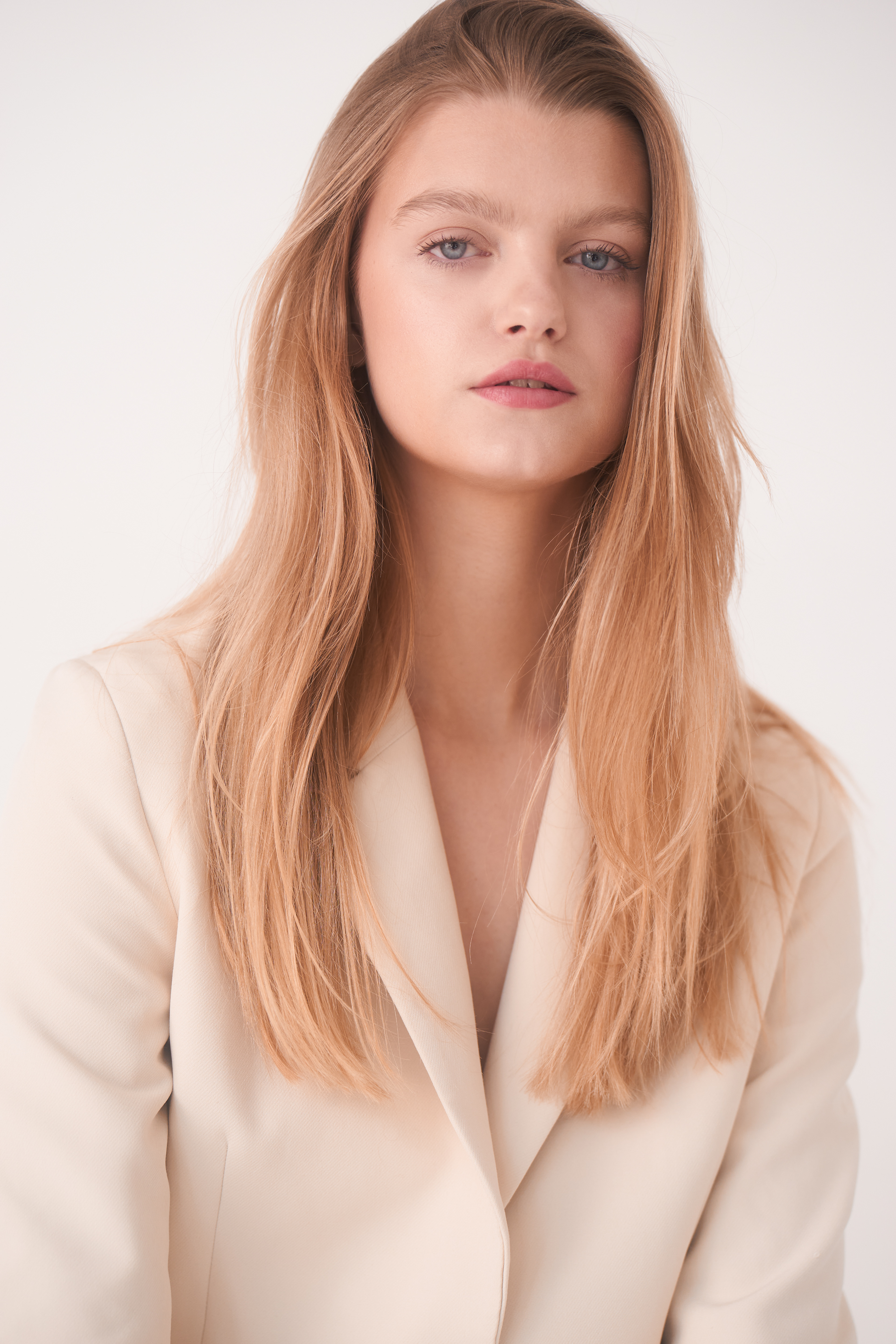 Nikita Snaterse from Elite Models Amsterdam in a light coloured suit.