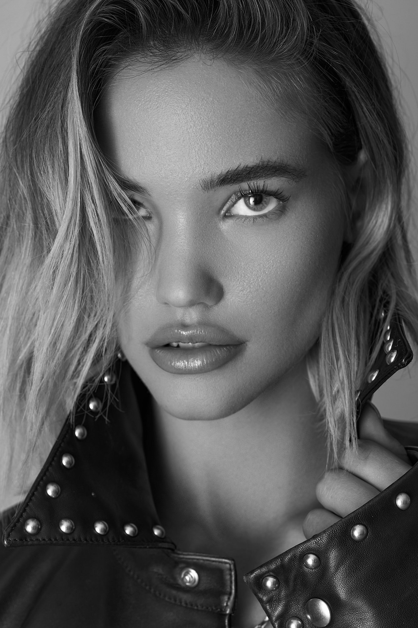 Isha van Dijk is a model and influencer based in Amsterdam, The Netherlands. Here she is in a leather jacket and leather pants.