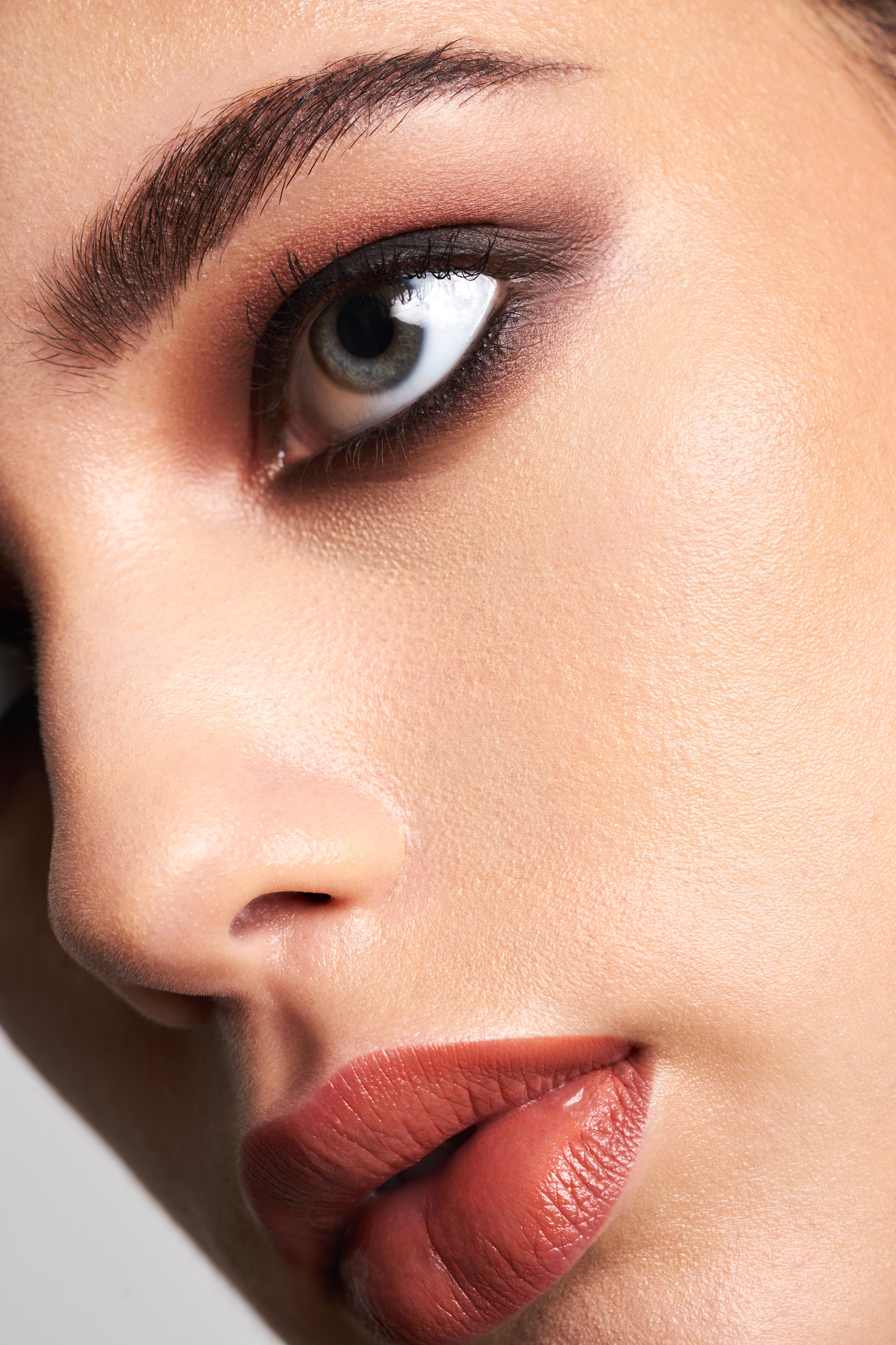 Romana Meijer from Elite Models Amsterdam in macro beauty images with smoky eyes. 