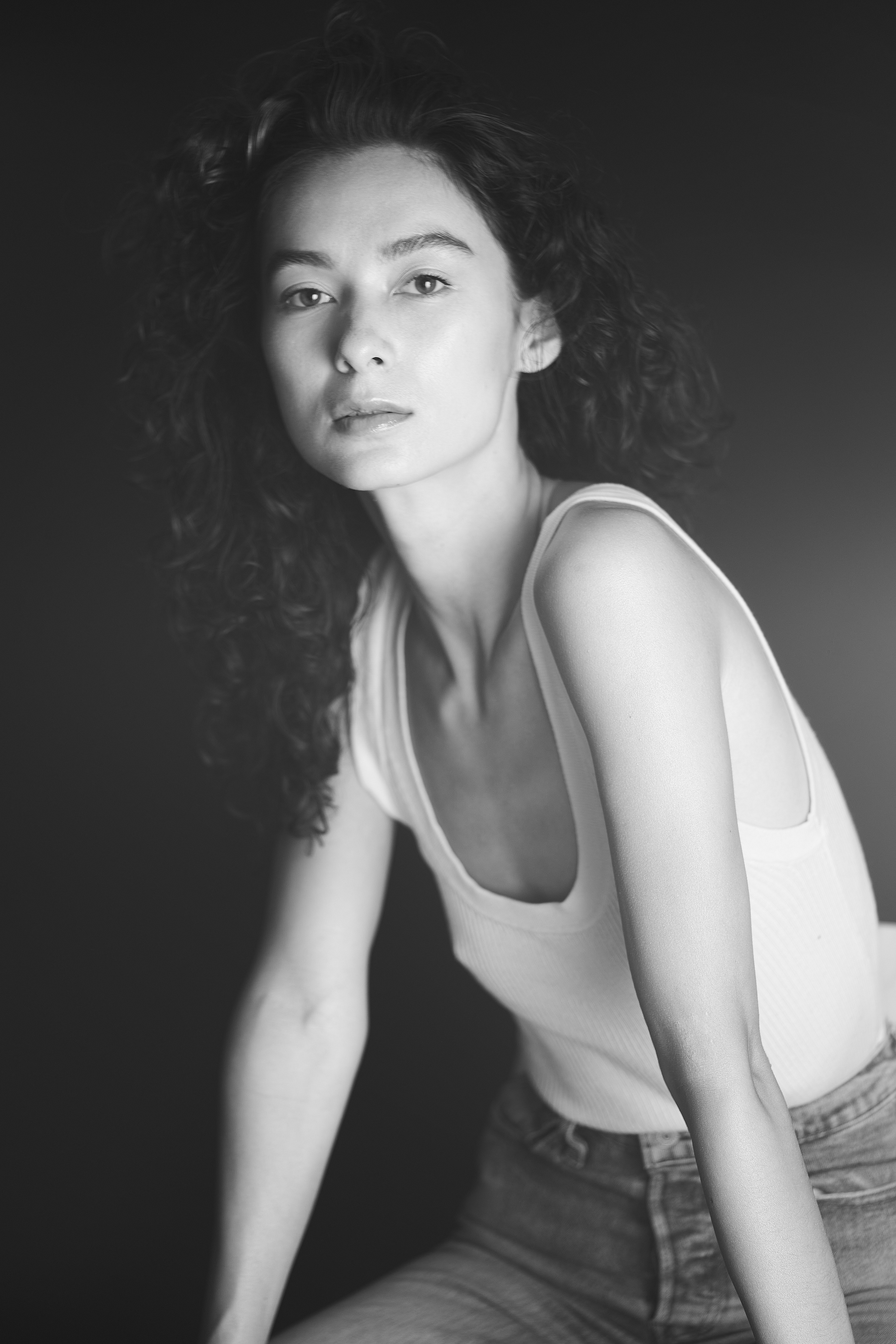 Fashion Model Suzannah Yumi shot with JMstudio in Amsterdam, in a casual white tank top and jeans in black-and-white photography.