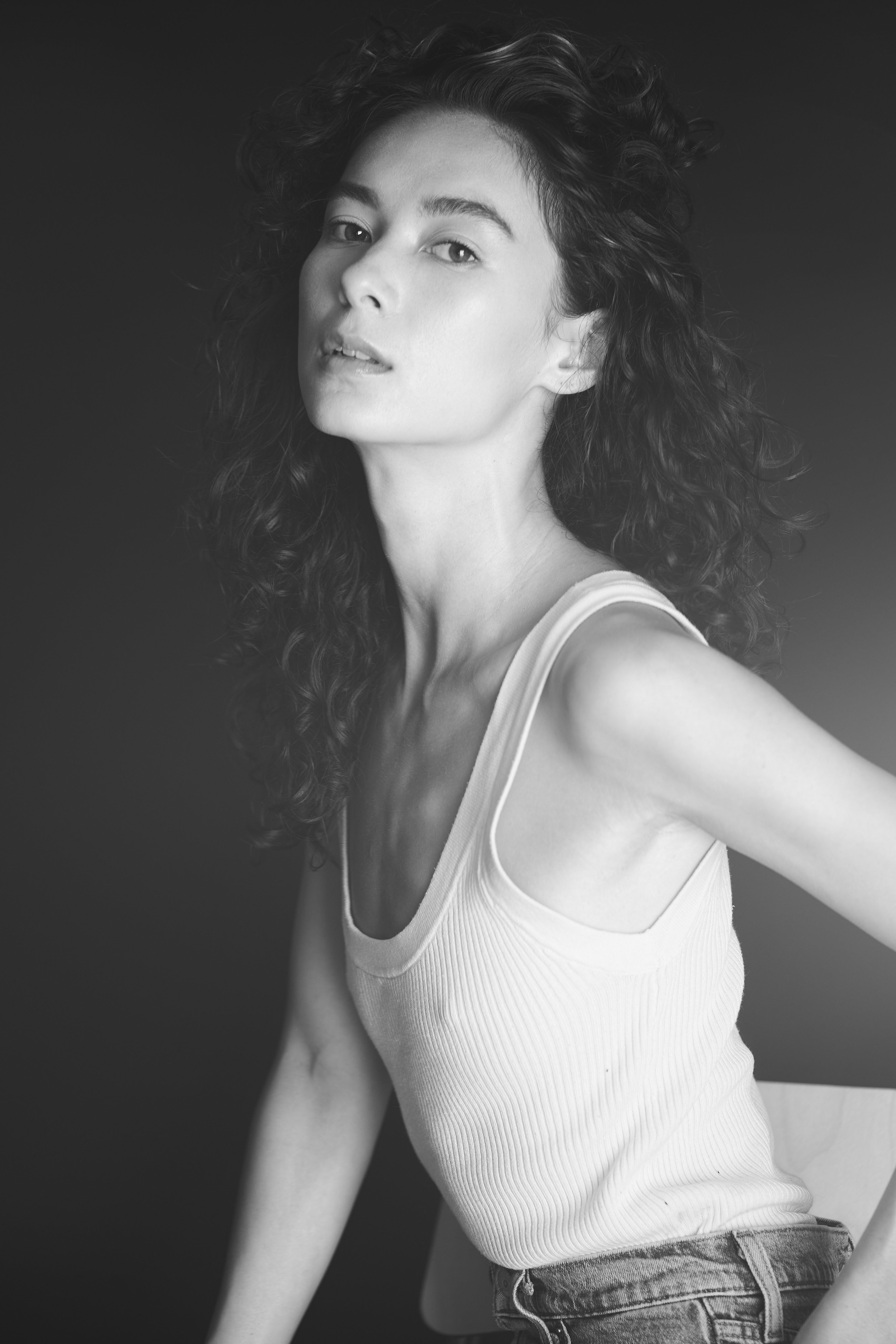 Fashion Model Suzannah Yumi shot with JMstudio in Amsterdam, in a casual white tank top and jeans in black-and-white photography.