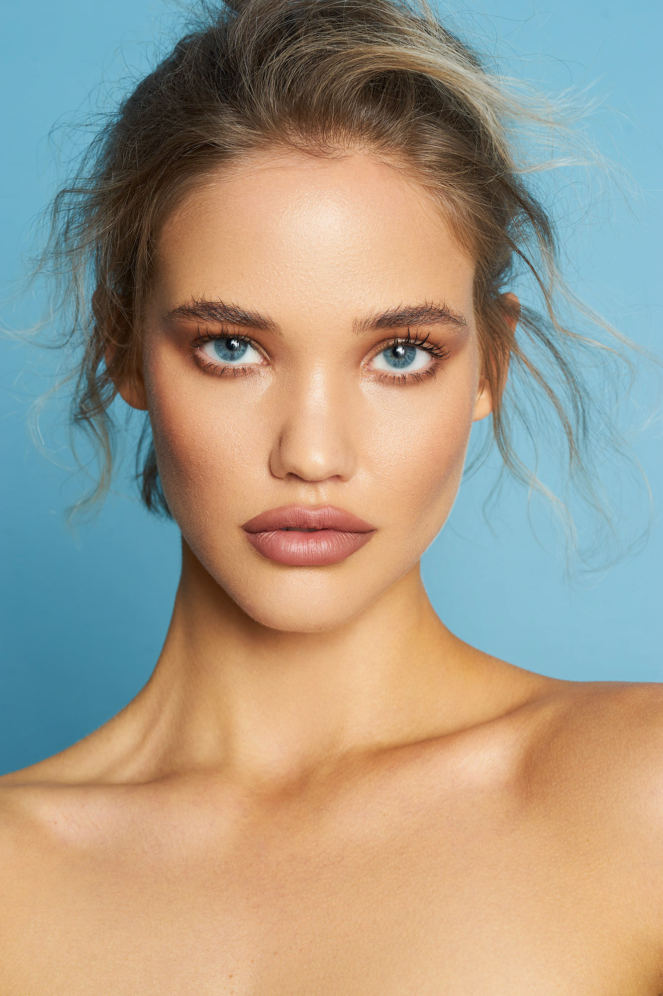 Isha van Dijk is a model and influencer based in Amsterdam, The Netherlands. Here we did a beauty look with makeup artist Naima Eve Beauty.