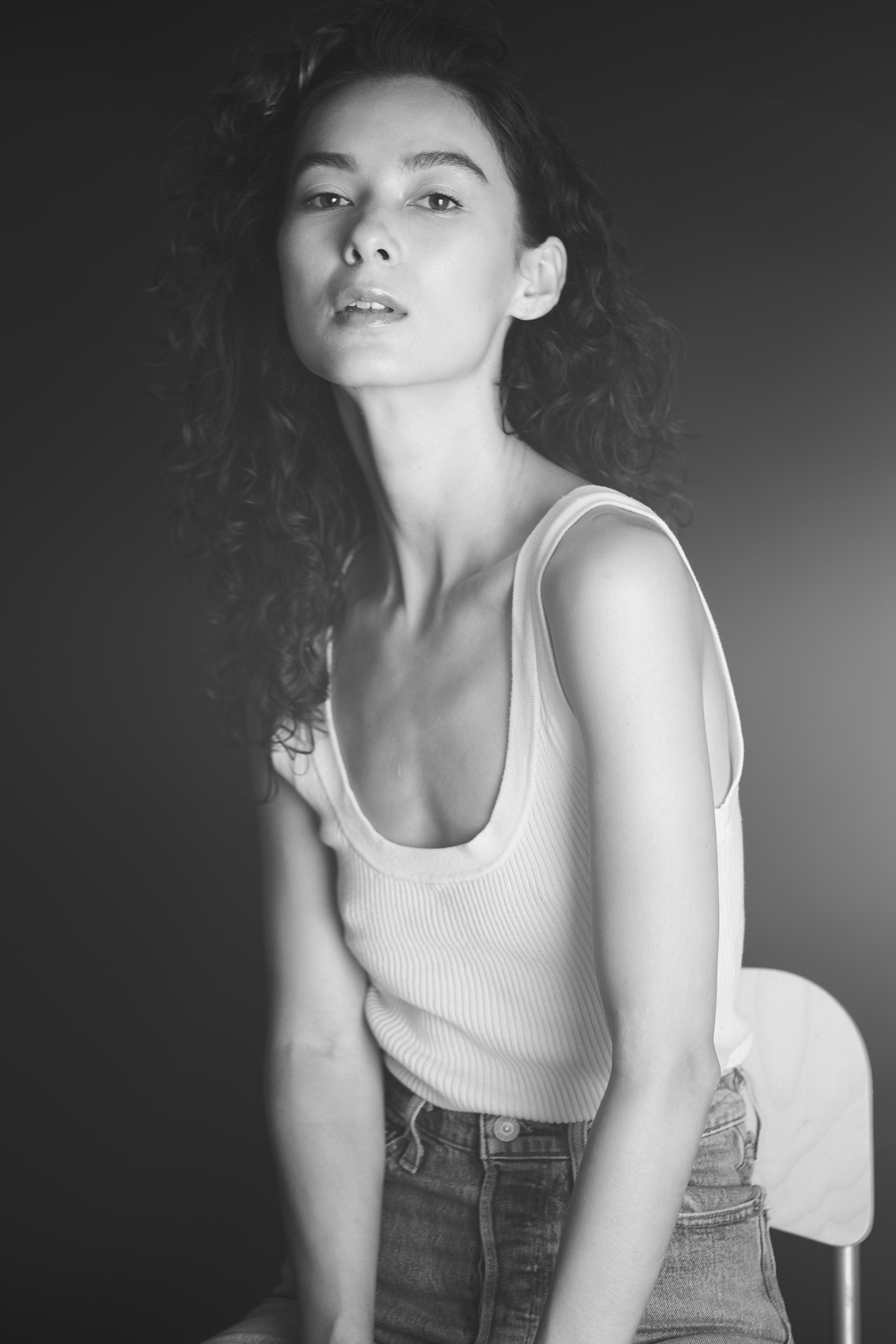 Fashion Model Suzannah Yumi shot with JMstudio in Amsterdam, in a casual white tank top and jeans in black-and-white photography.