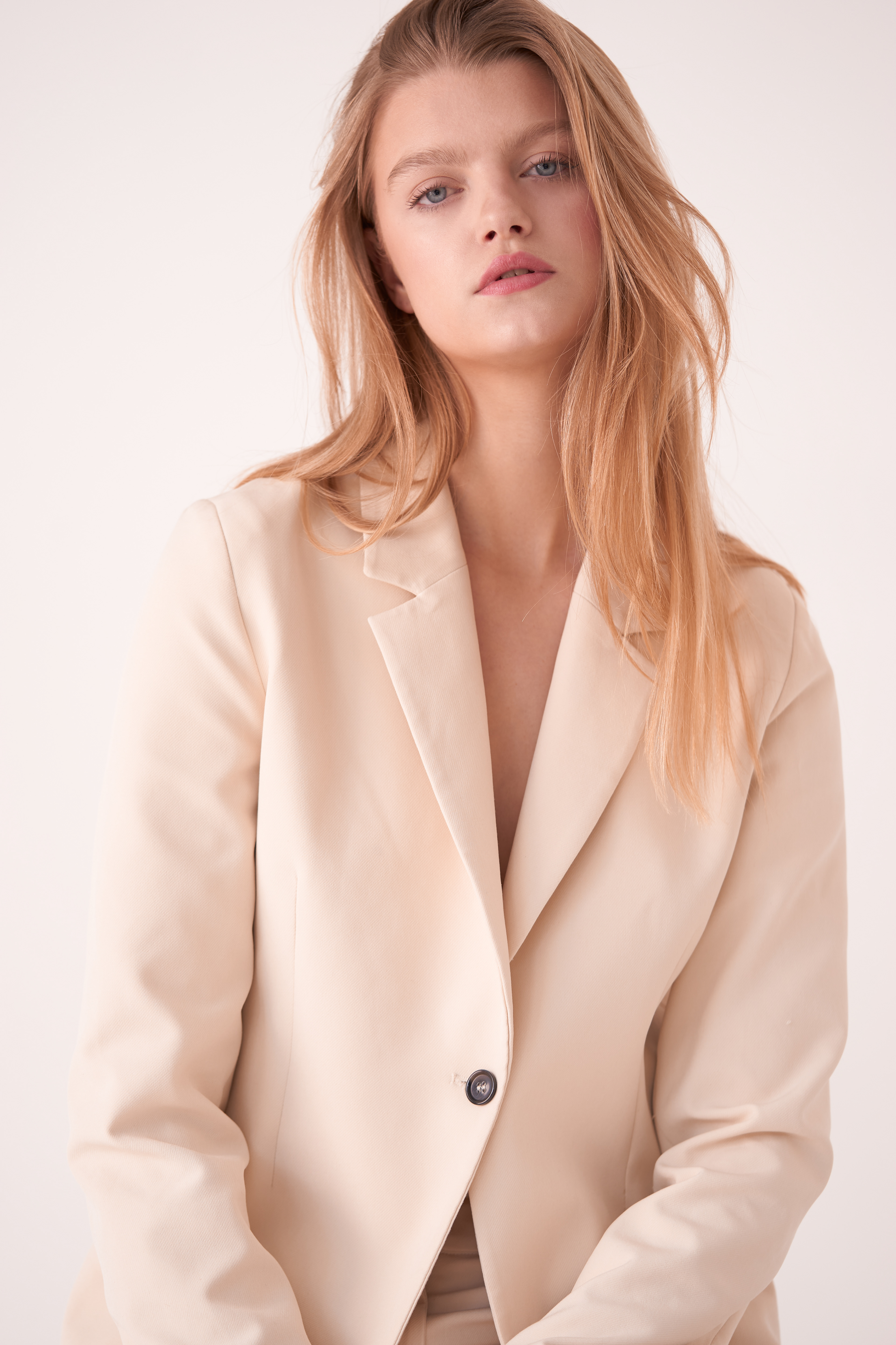 Nikita Snaterse from Elite Models Amsterdam in a light coloured suit.