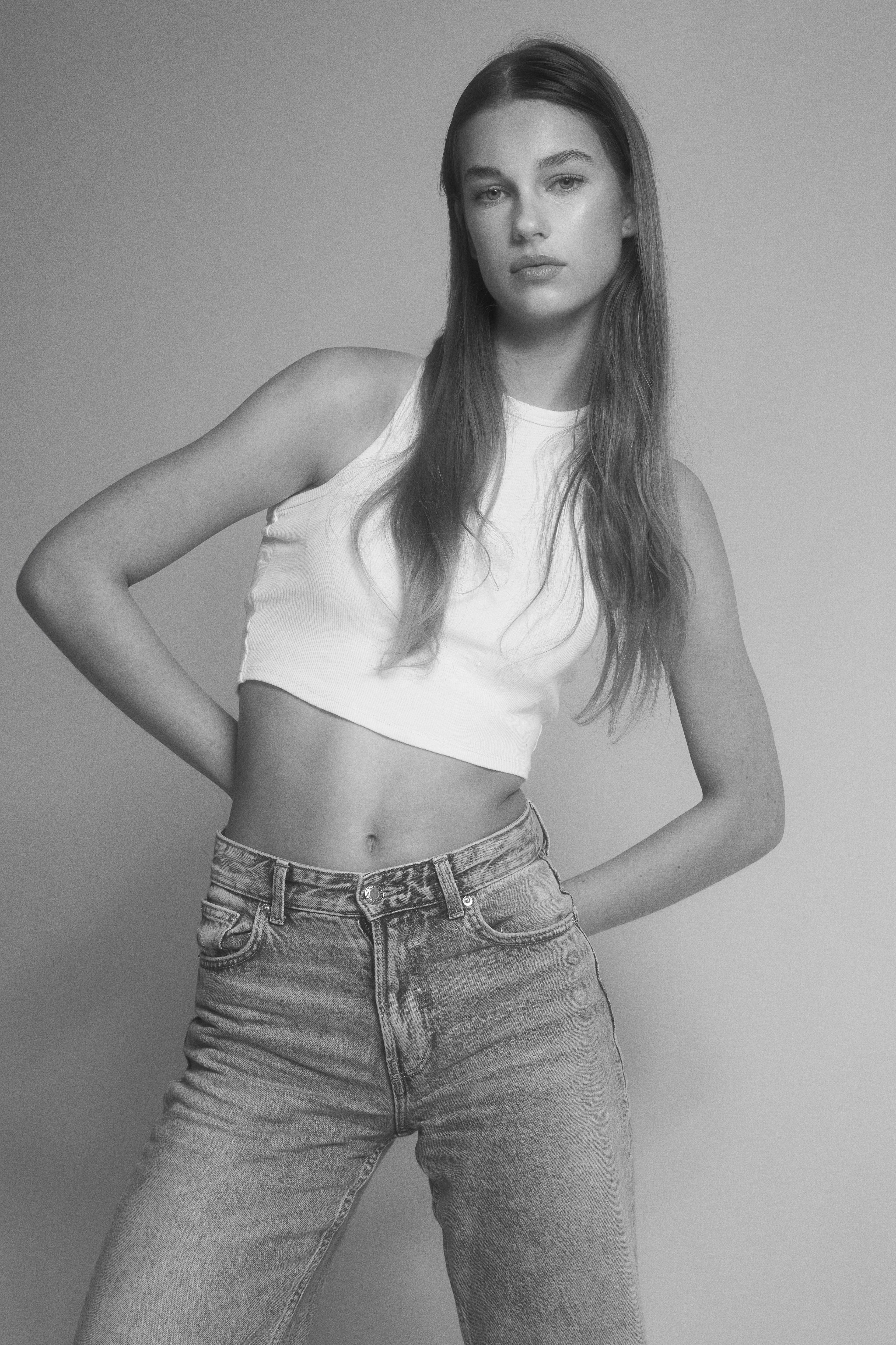 Mirthe Beijer from Elite Models Amsterdam wearing a white shirt and ripped jeans in these Calvin Klein style fashion photos by JMstudio