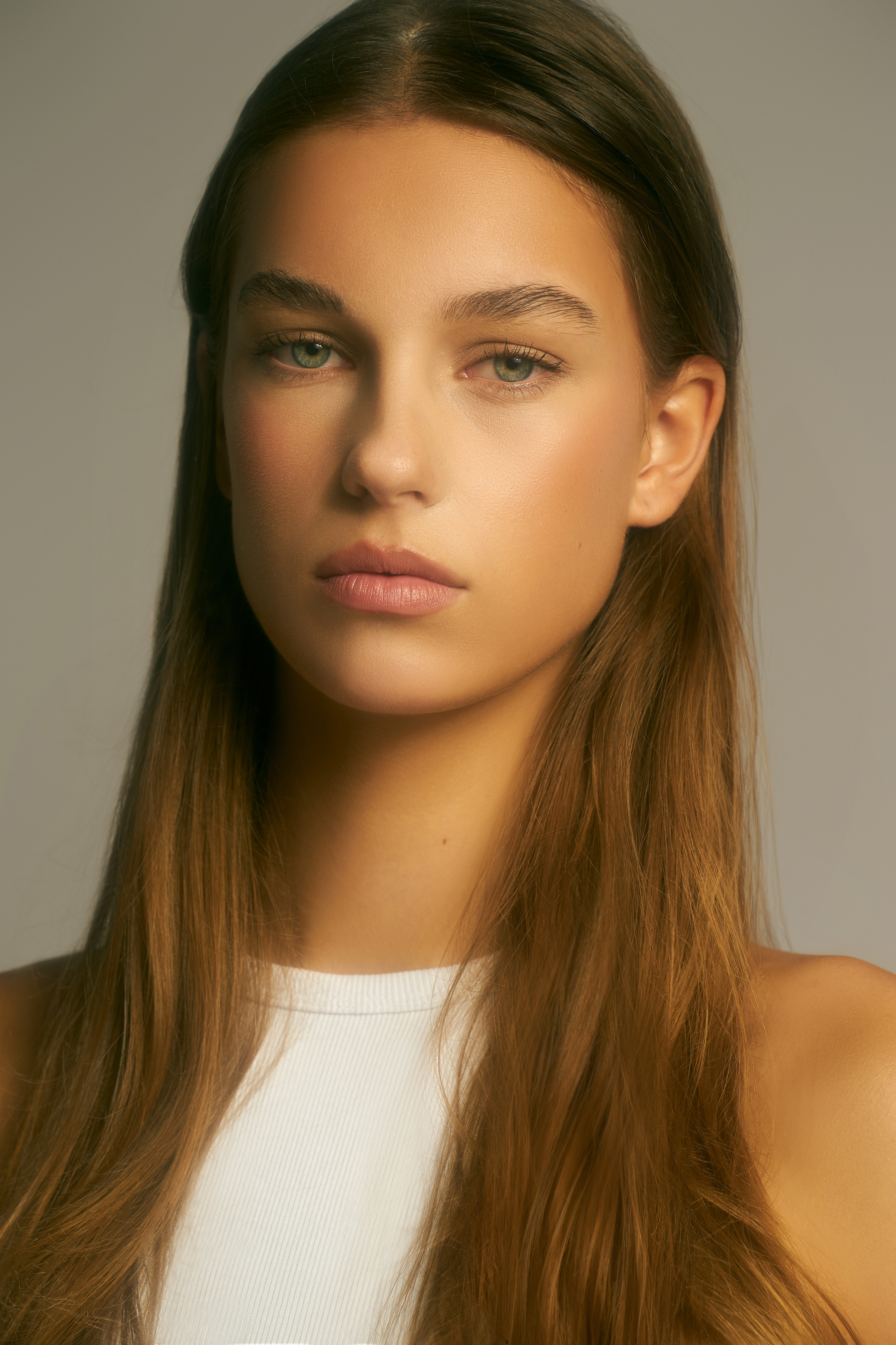 Mirthe Beijer from Elite Amsterdam is featured in these natural portraits by JMstudio