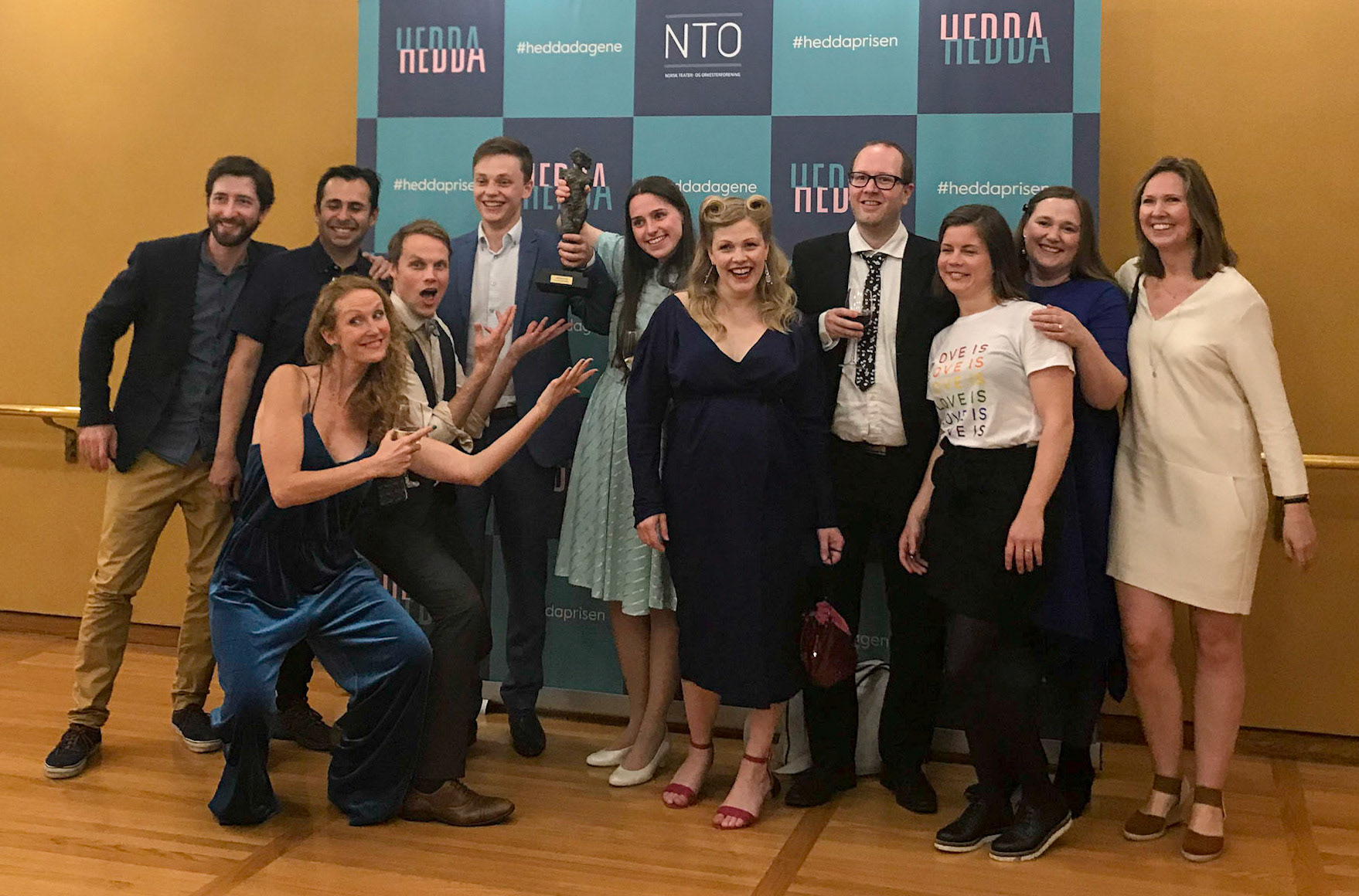 The cast and crew of MIO, MIN MIO posing with the Hedda Award in 2019