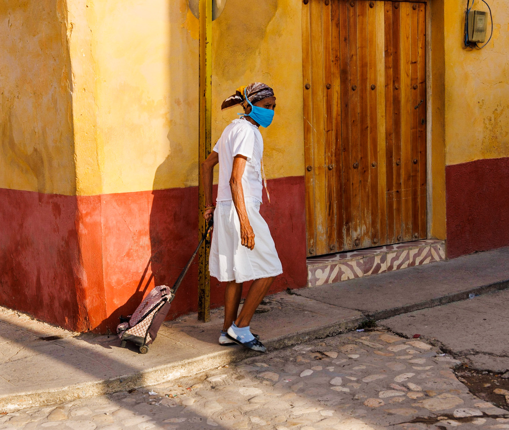 Pandemic street crossing, Cuba