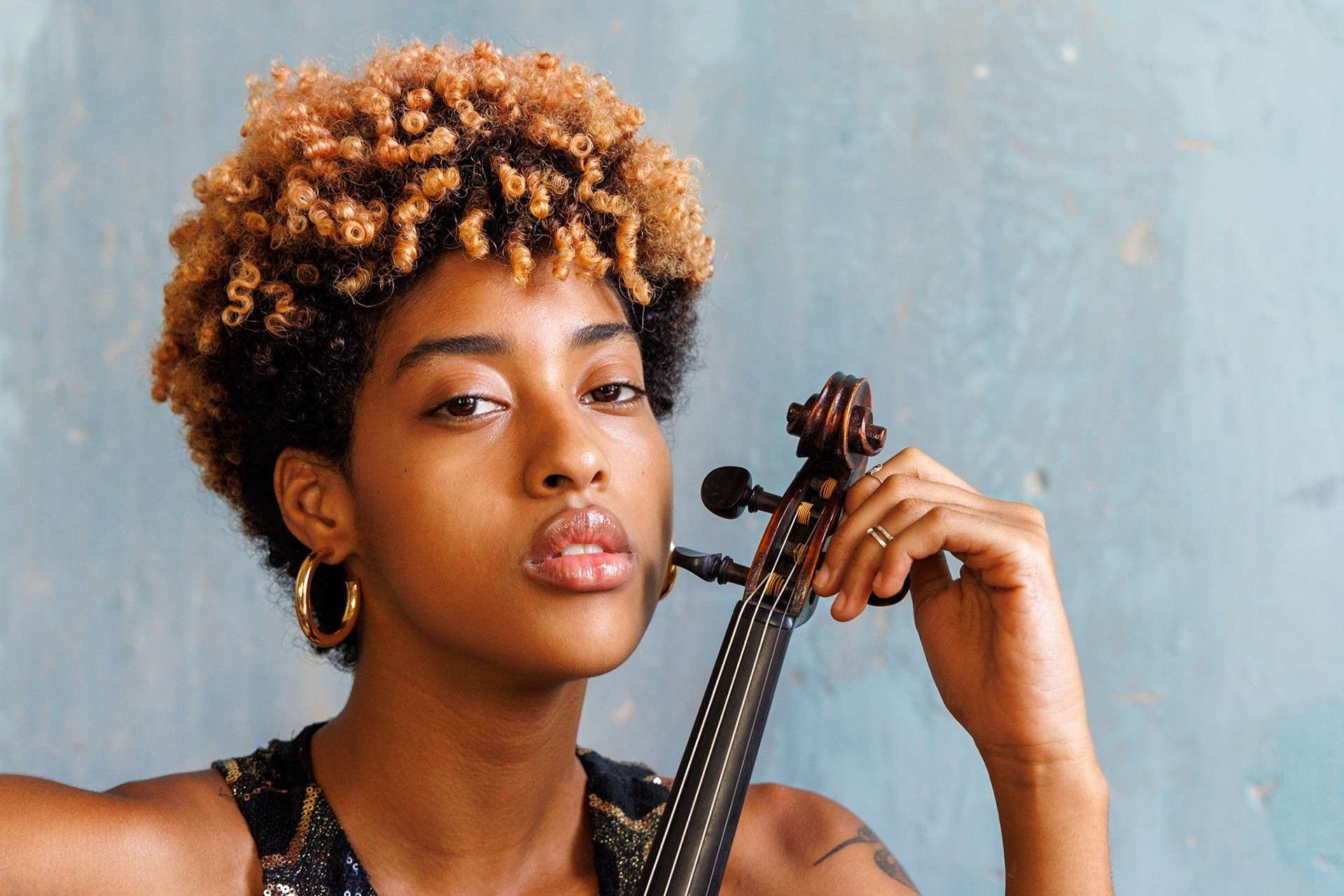 Woman and violin, Cuba