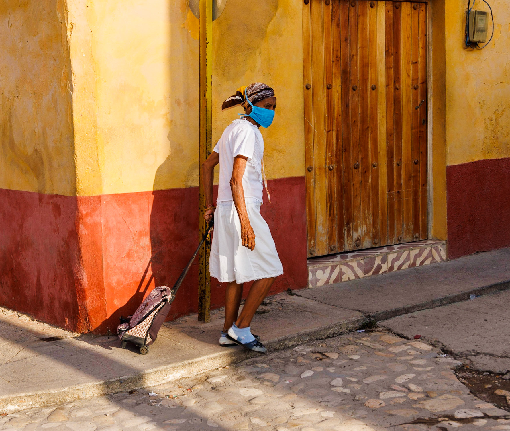 Pandemic street crossing, Cuba