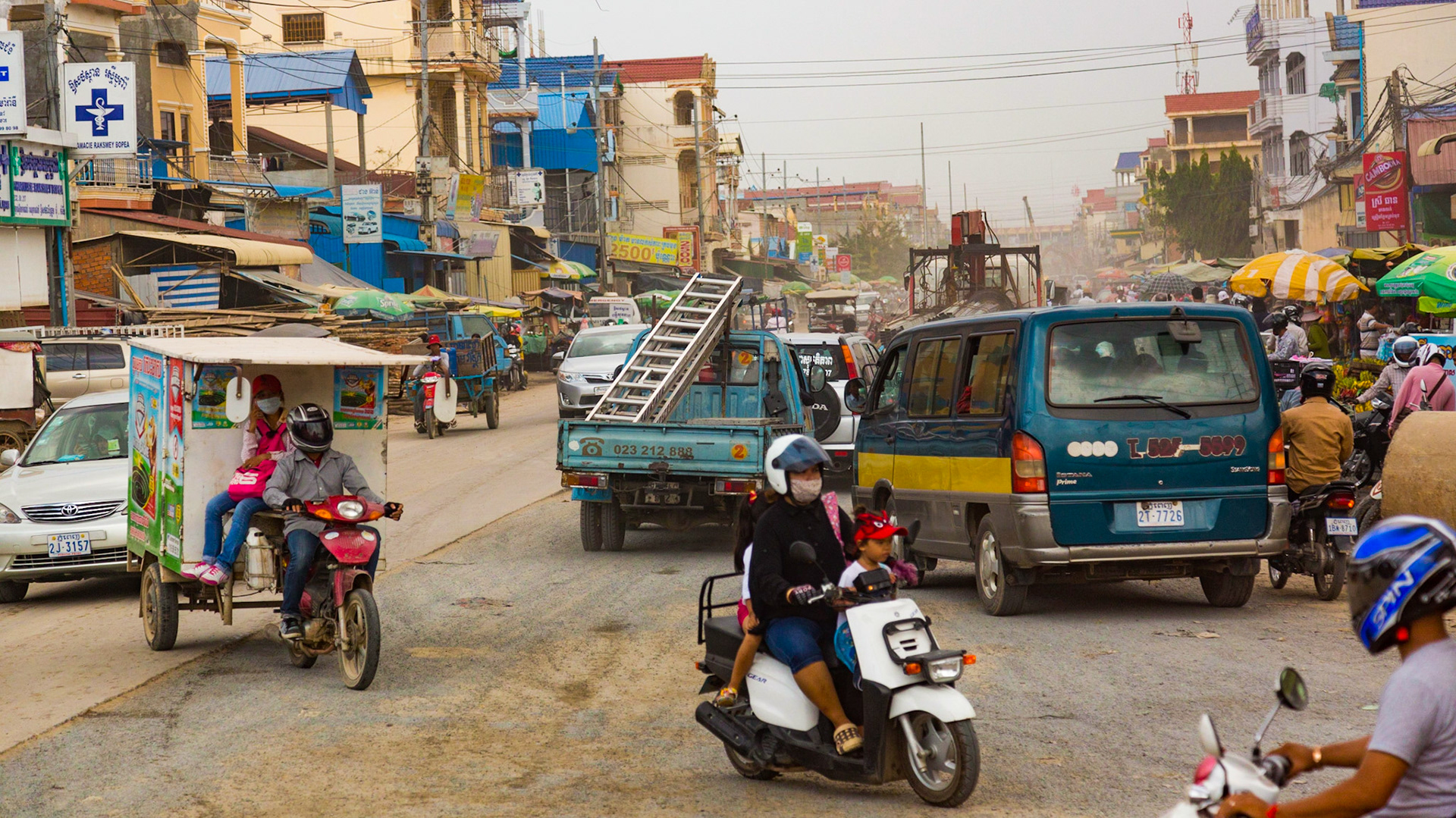 Street scene, Phnom Penh (Cambodia)