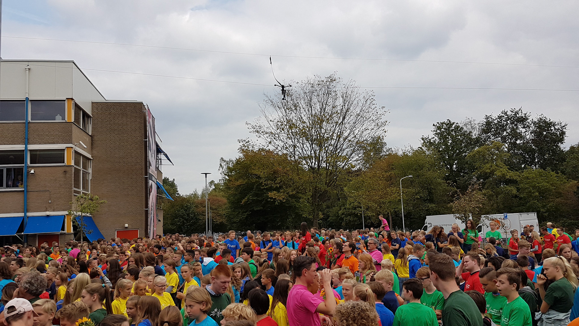 Live video met gebruik van een cablecam boven het publiek