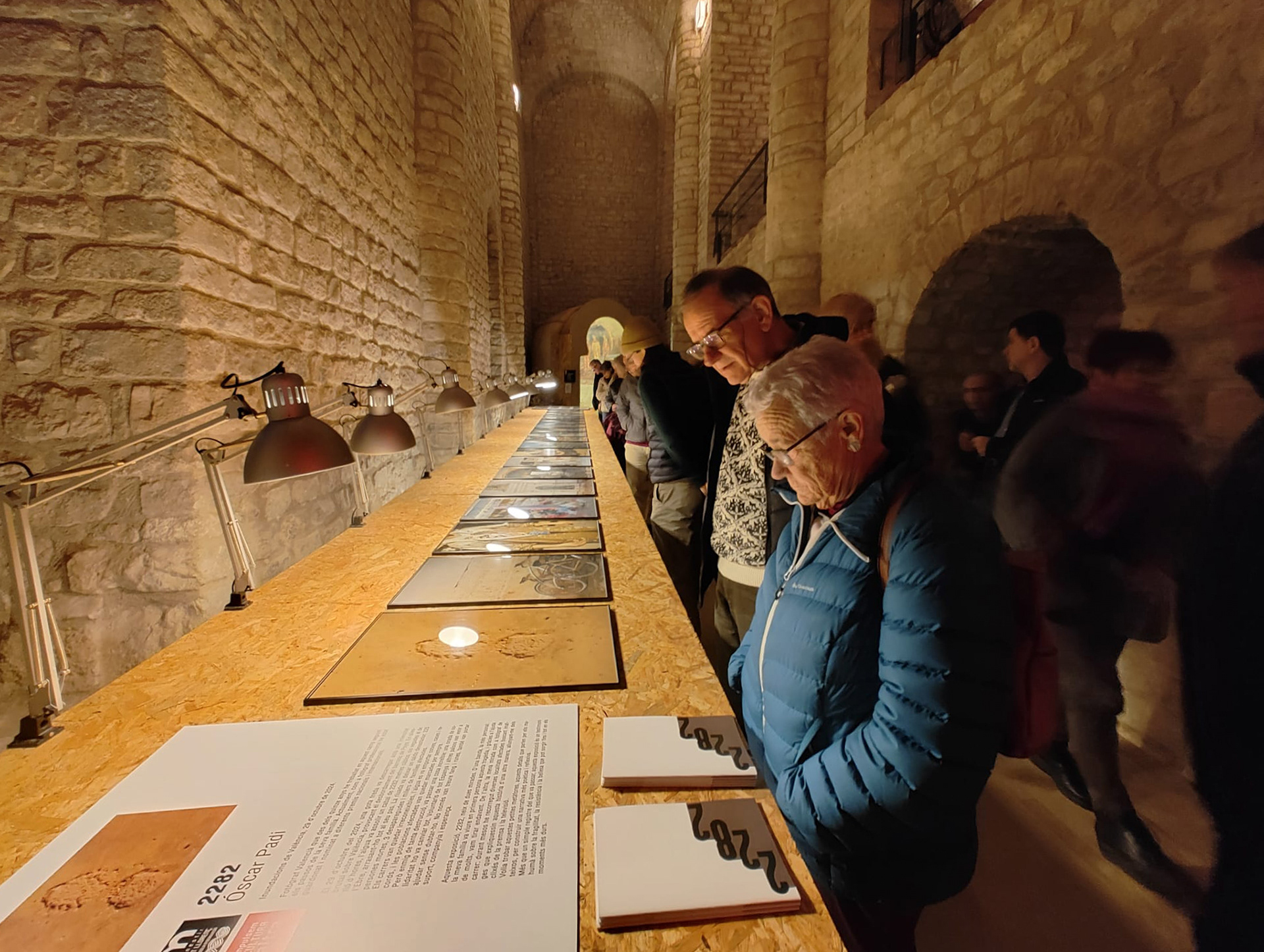 Monasterio de Sant Llorenç en Guardiola de Berguedá Barcelona,visitantes con las fotografías de la exposición 2282 de las inundaciones de Valencia de Óscar Padi