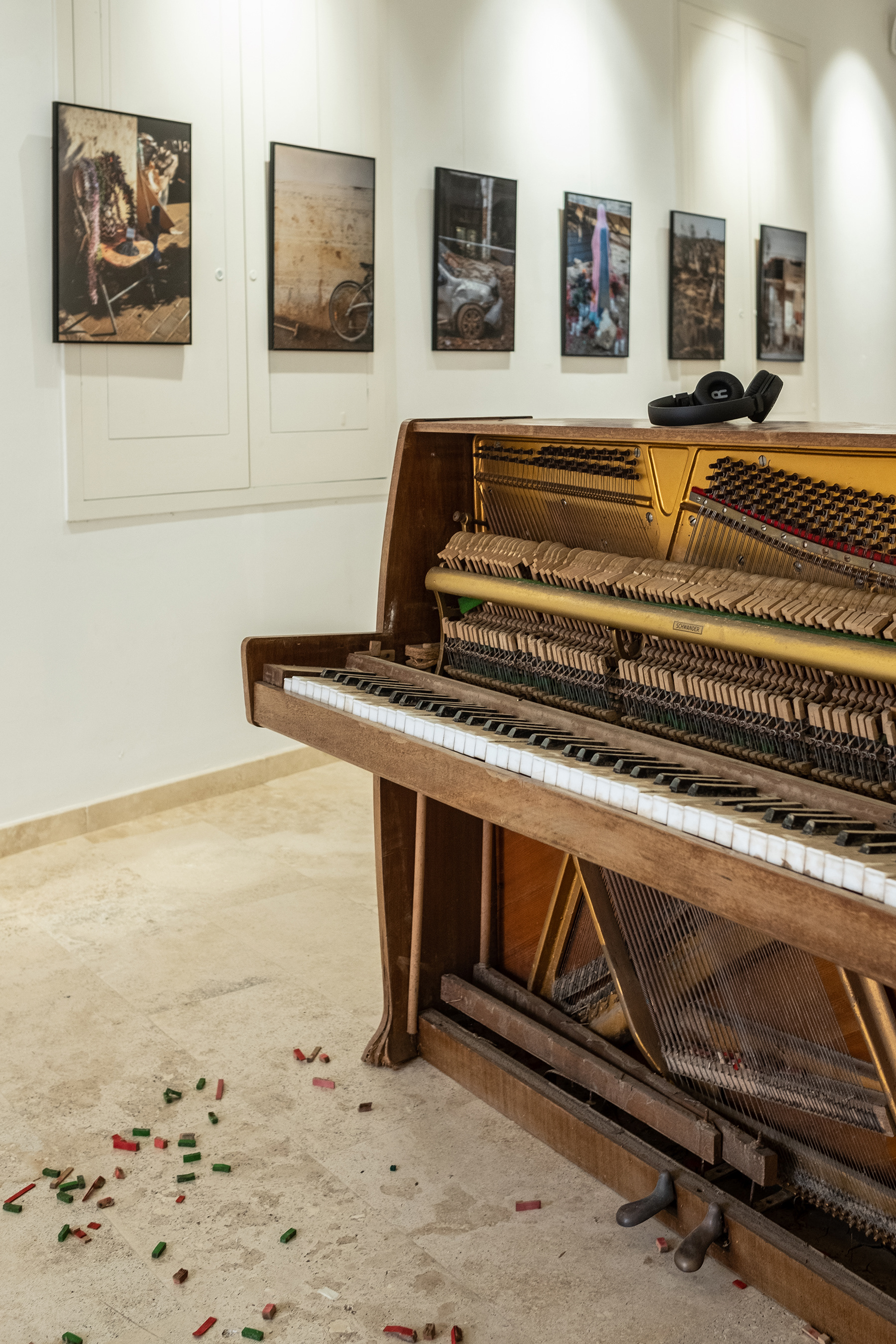 Exposición de las fotografías sobre las  inundaciones de Valencia en el festival Menorca Doc Fest,con un piano cubierto de barro en primer plano