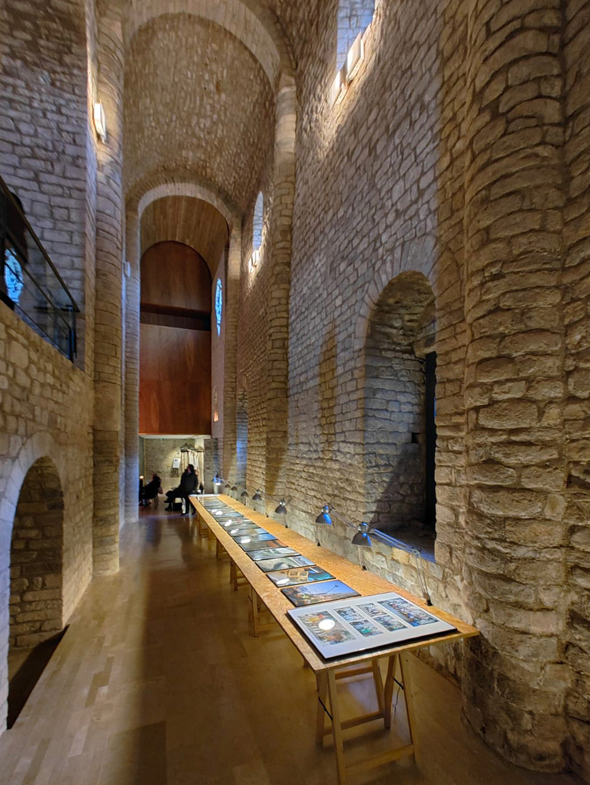 Monasterio de Sant Llorenç en Guardiola de Berguedá Barcelona,con la fotografías de la exposición 2282 de las inundaciones de Valencia de Óscar Padi