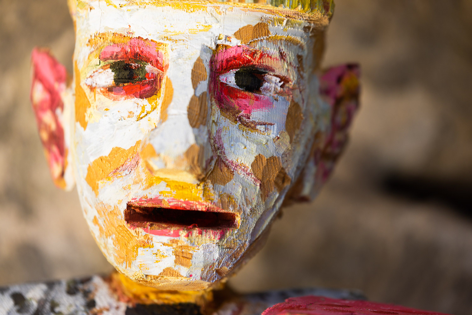 »Hurra ich bin ein Schulkind«/»Hurrah, I'm a school kid« von Hans Scheib, 2015, Holz/Farbe | wood/paint