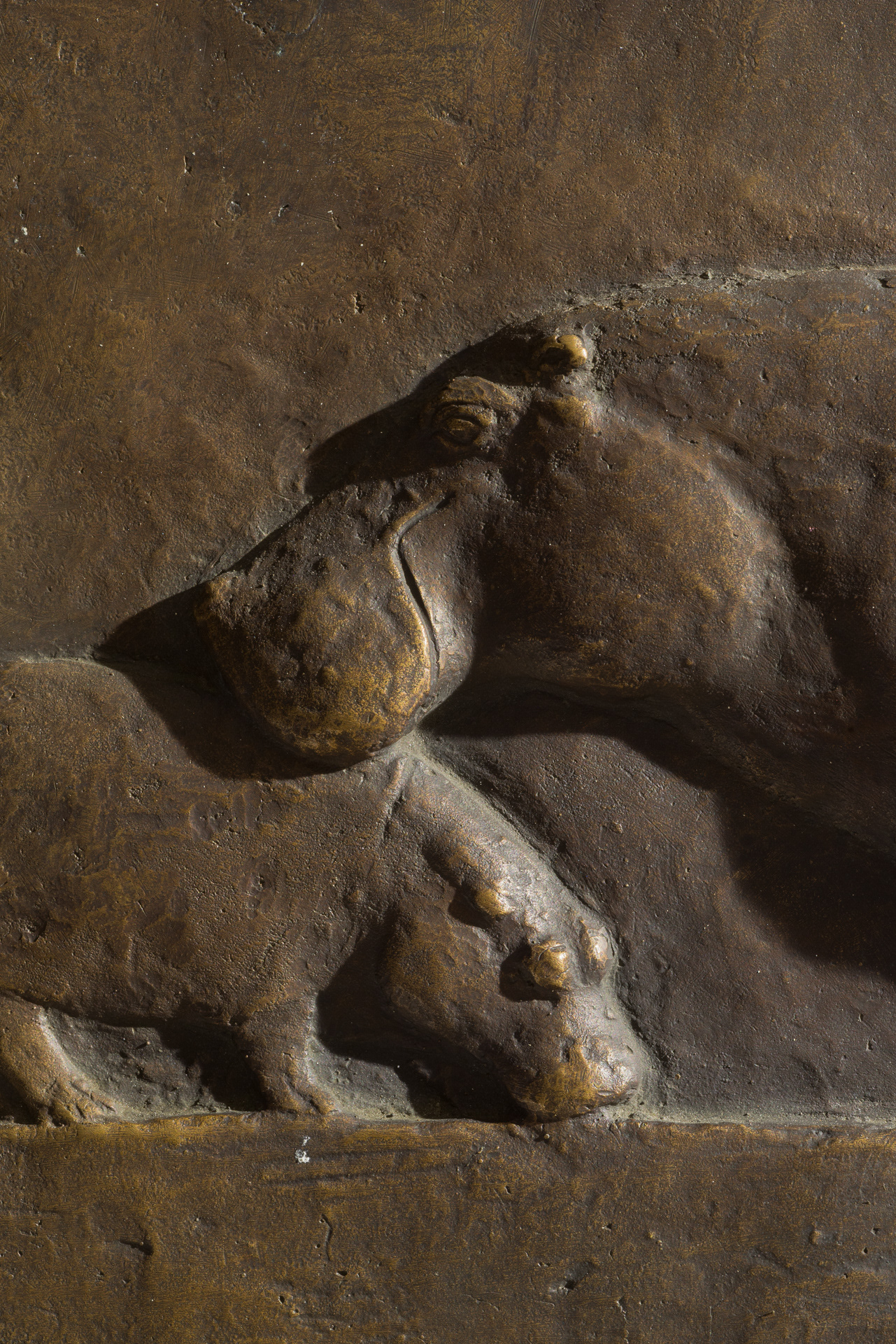 »Relief Flußpferd mit Kind« von Klaus Kütemeier