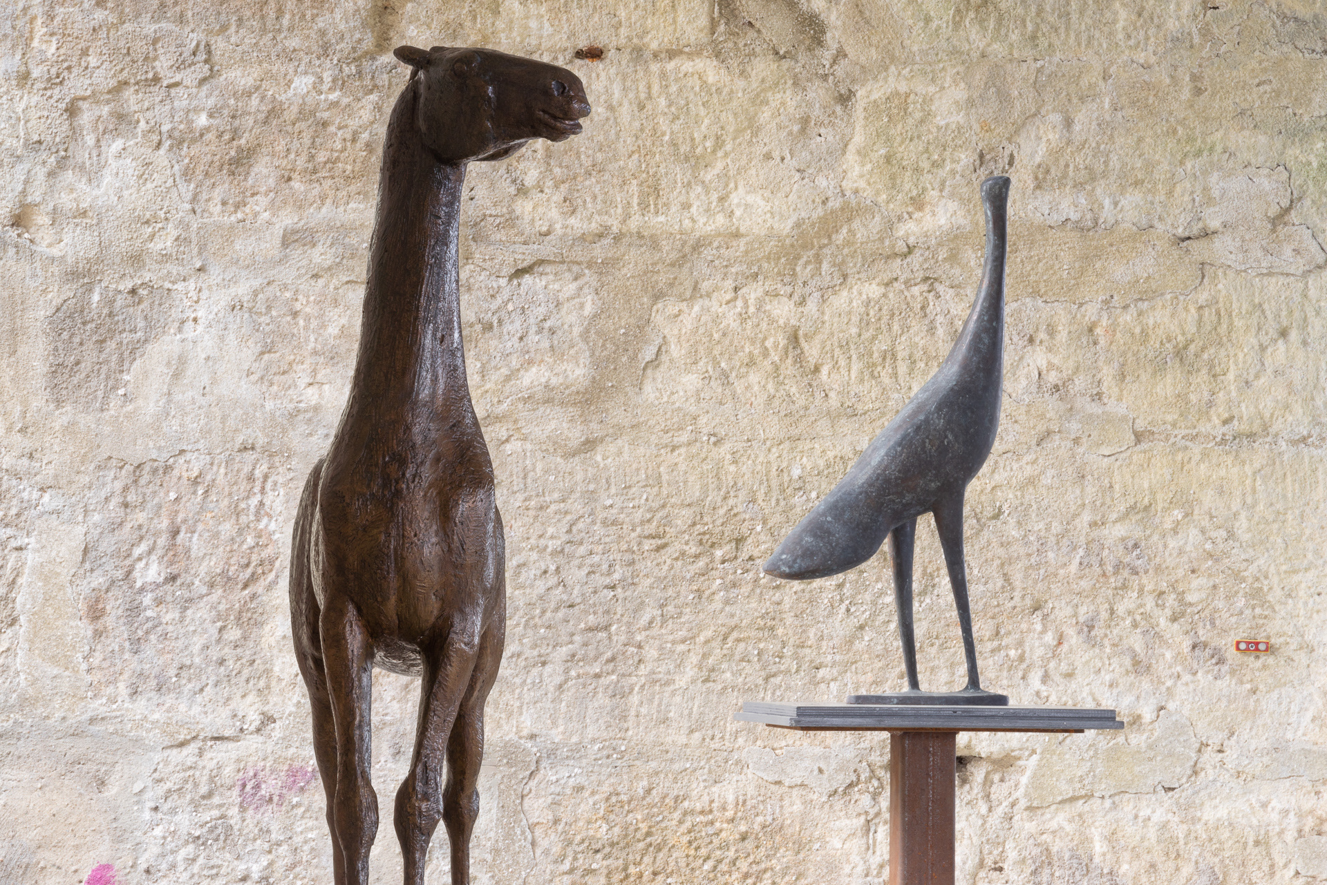 Vordergrund: »Kleiner wiehernder Hengst« von Prof. Gerhard Marcks; Hintergrund: »Stehender langbeiniger Vogel, VII.« von Heinz Theuerjahr