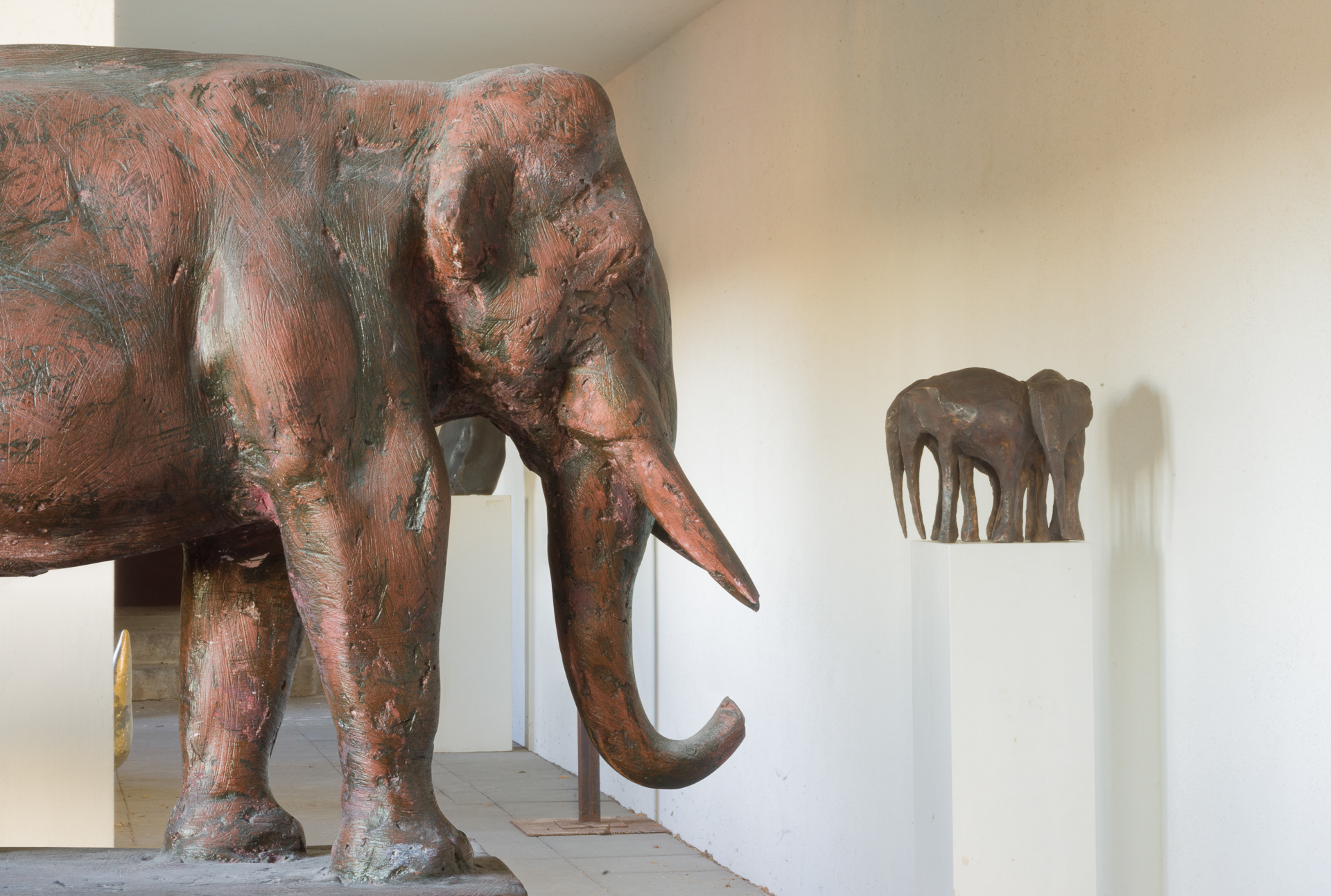 Vordergrund: »Elefant« von Gunther Bachmann; Hintergrund: »Drei Elefanten, VIII.« von Heinz Theuerjahr