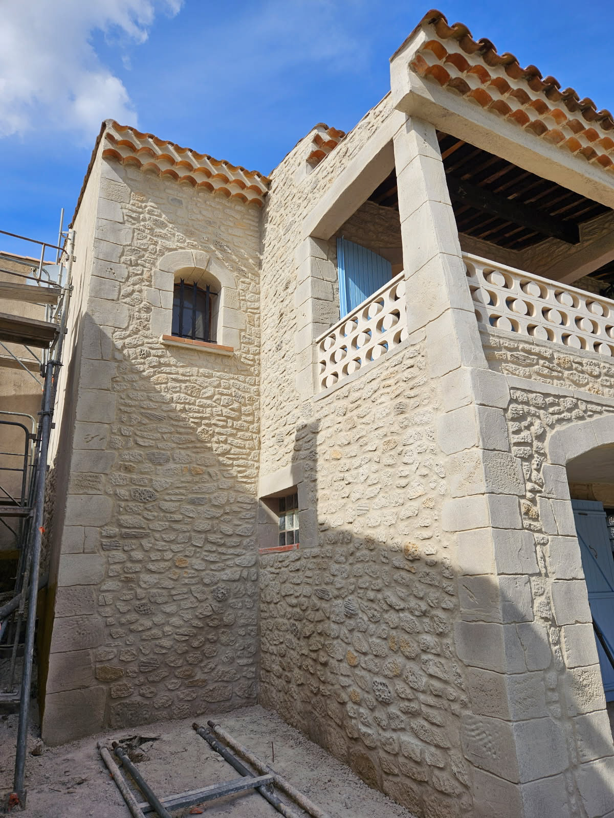 Vue sur le côté du garage
